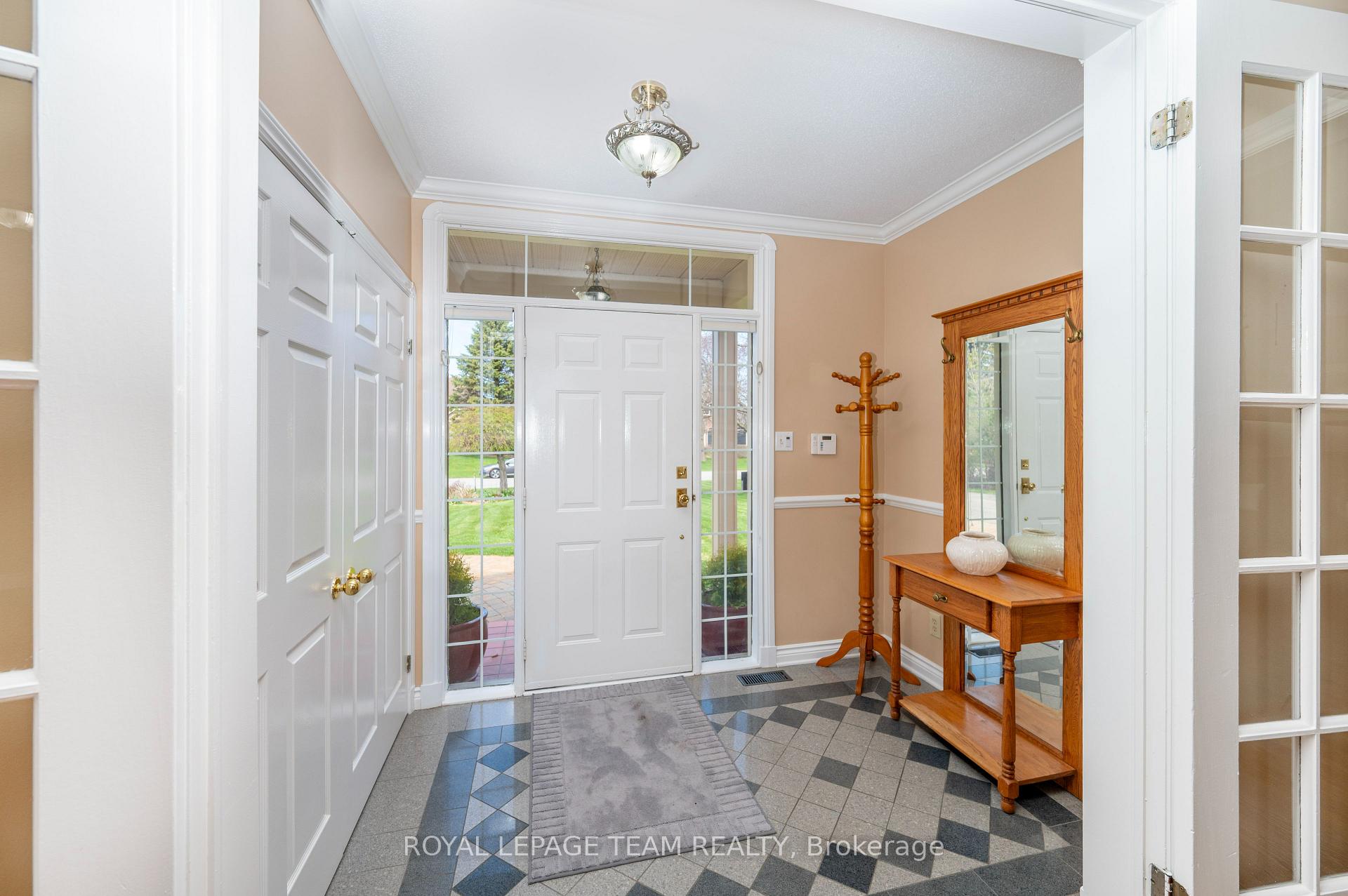 Photo 3 of 5530 Pettapiece Crescent, Ottawa, Manotick Village & Manotick Estates — HOMEH