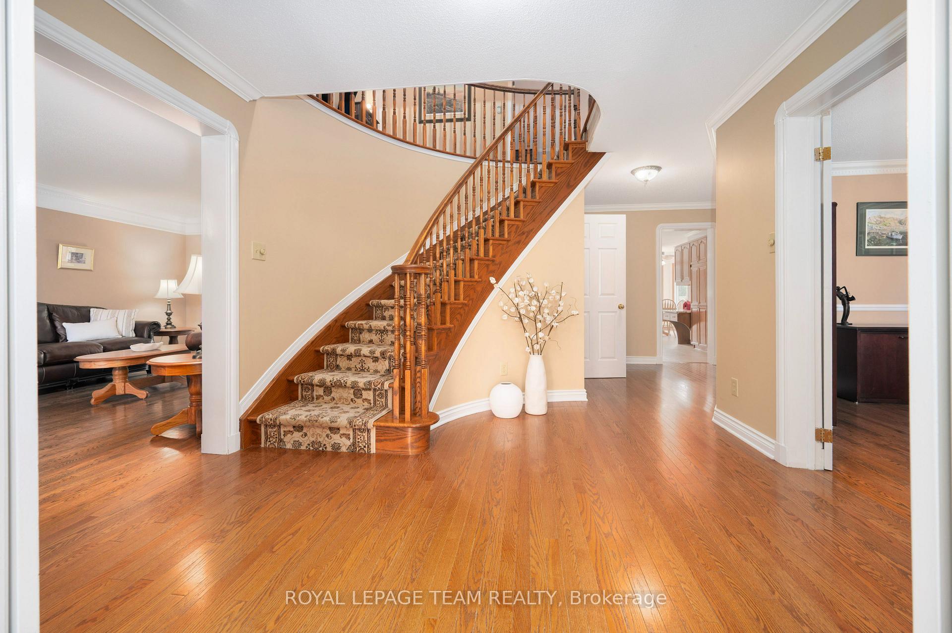 Photo 5 of 5530 Pettapiece Crescent, Ottawa, Manotick Village & Manotick Estates — HOMEH