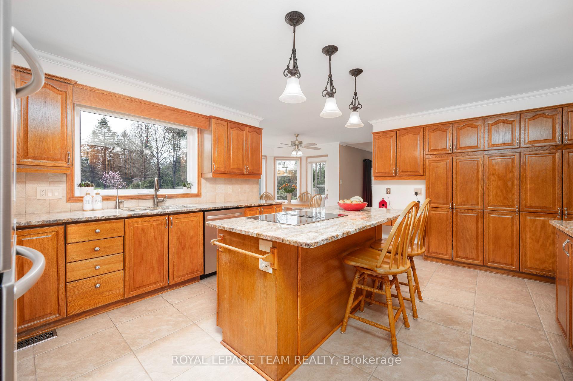 Photo 12 of 5530 Pettapiece Crescent, Ottawa, Manotick Village & Manotick Estates — HOMEH
