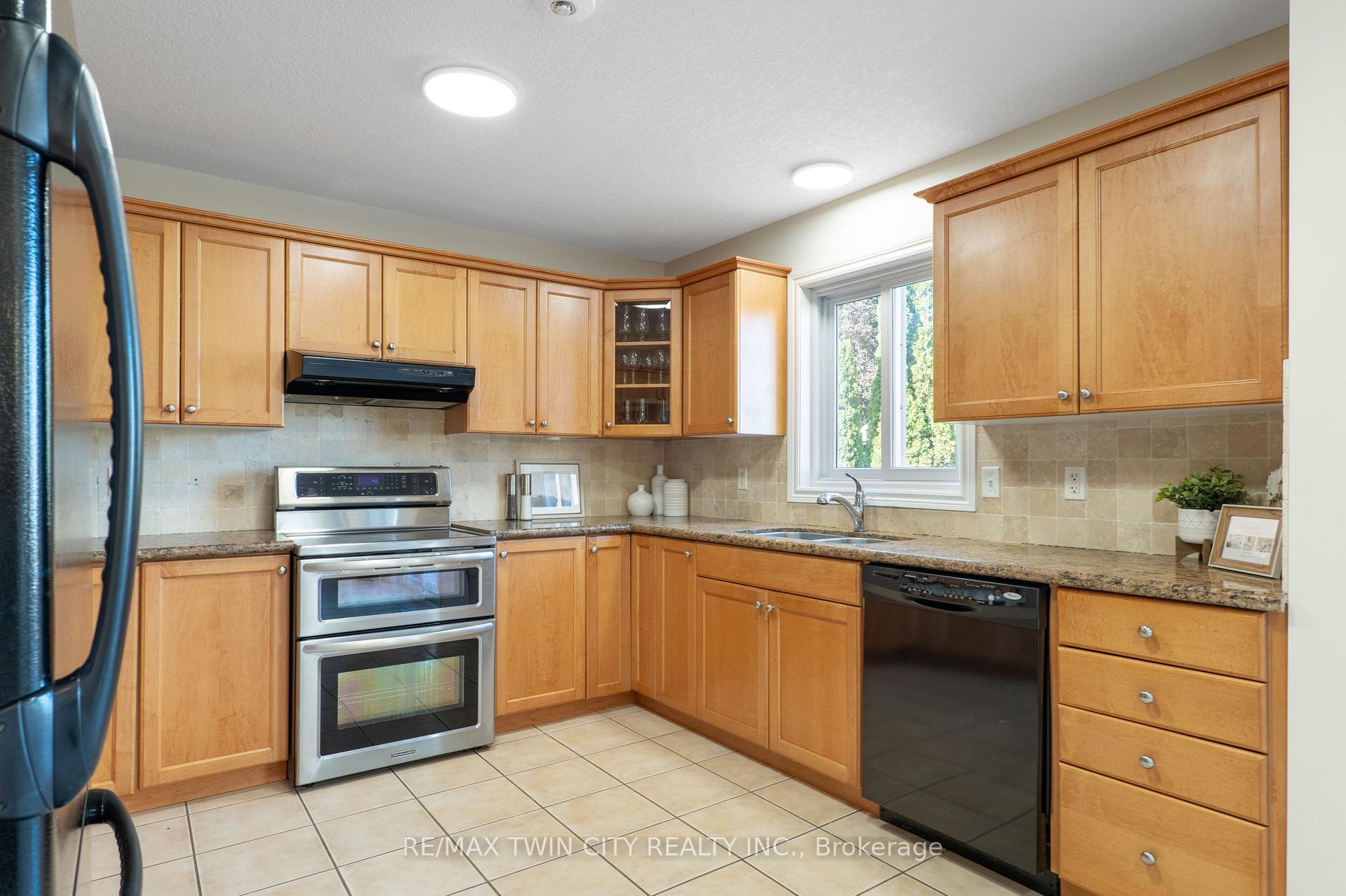 Photo 15 of 176 Pine Valley Drive, Kitchener — HOMEH