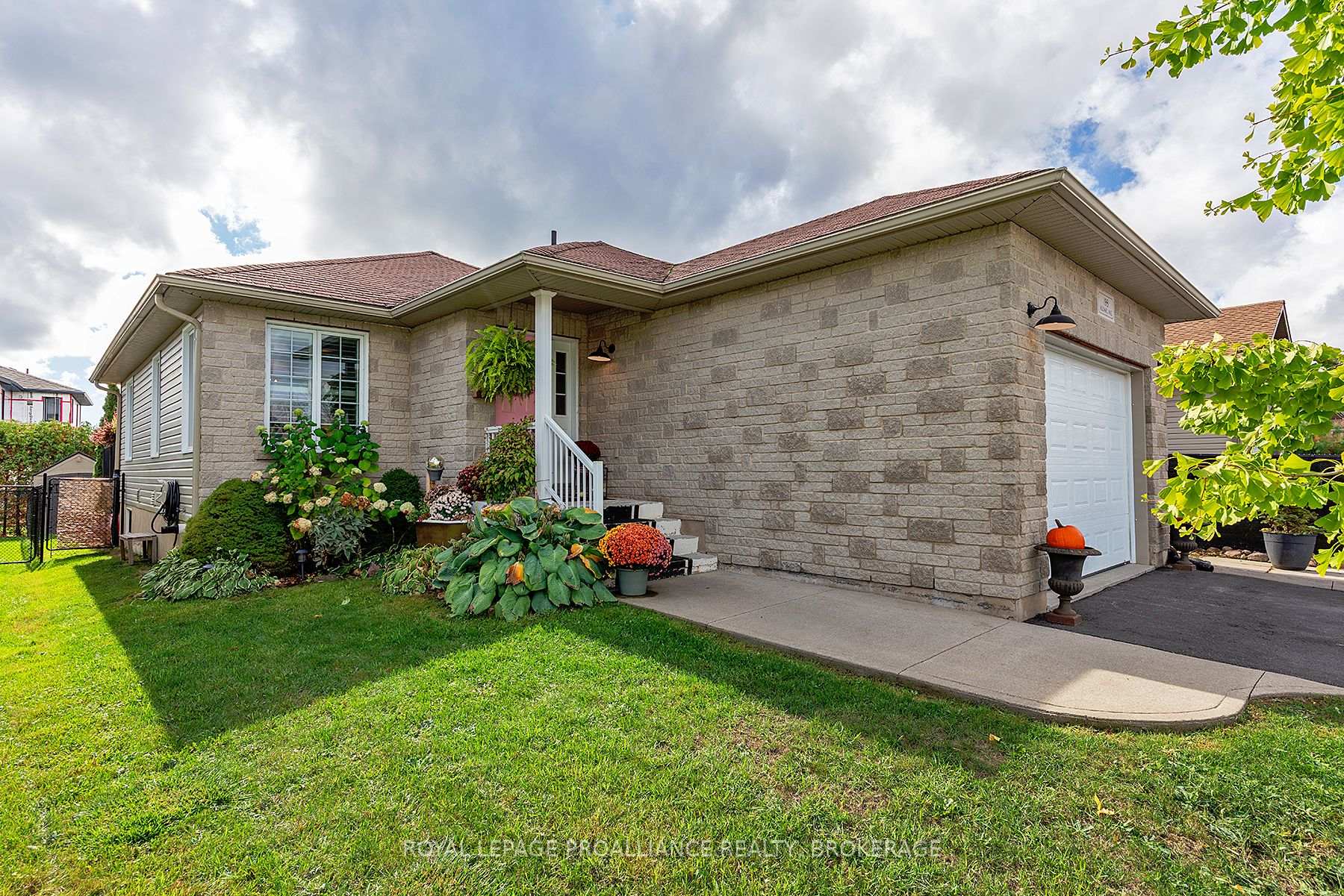 Photo 2 of 198 Kildare Avenue, Loyalist, Amherstview — HOMEH