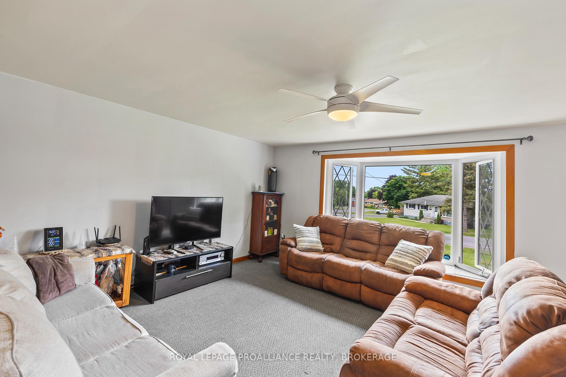 Photo 5 of 50 Morden Crescent, Loyalist, Amherstview — HOMEH