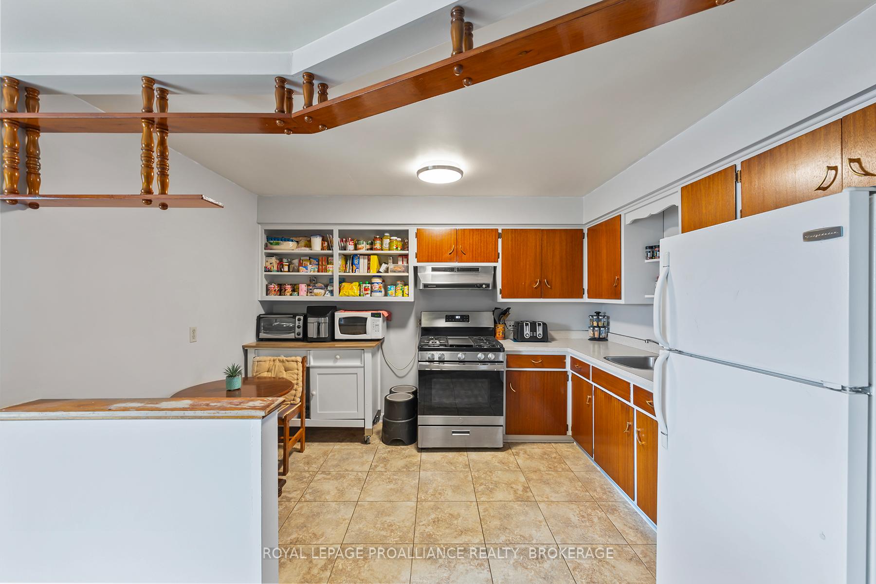 Photo 7 of 50 Morden Crescent, Loyalist, Amherstview — HOMEH