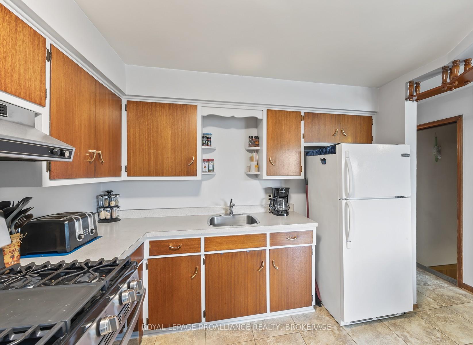 Photo 8 of 50 Morden Crescent, Loyalist, Amherstview — HOMEH