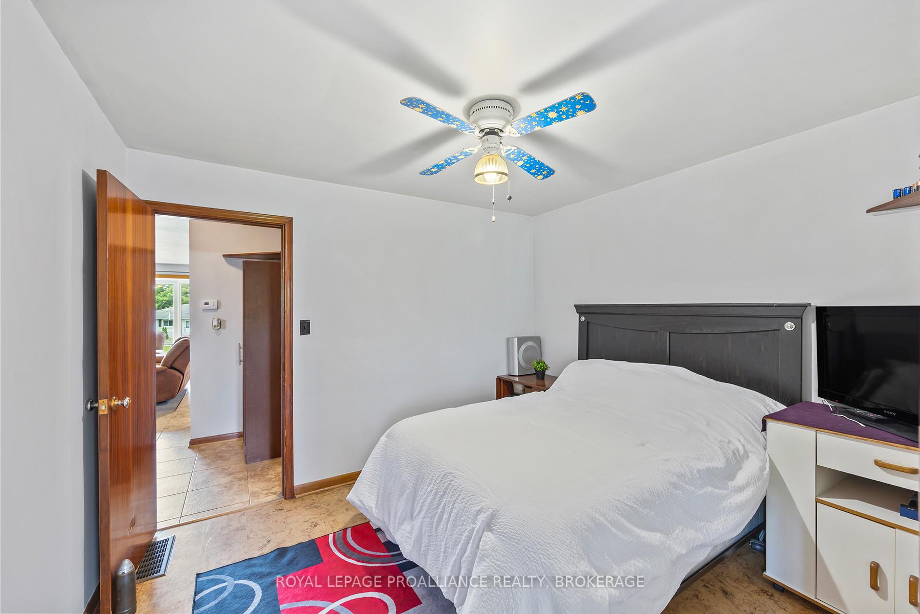 Photo 14 of 50 Morden Crescent, Loyalist, Amherstview — HOMEH
