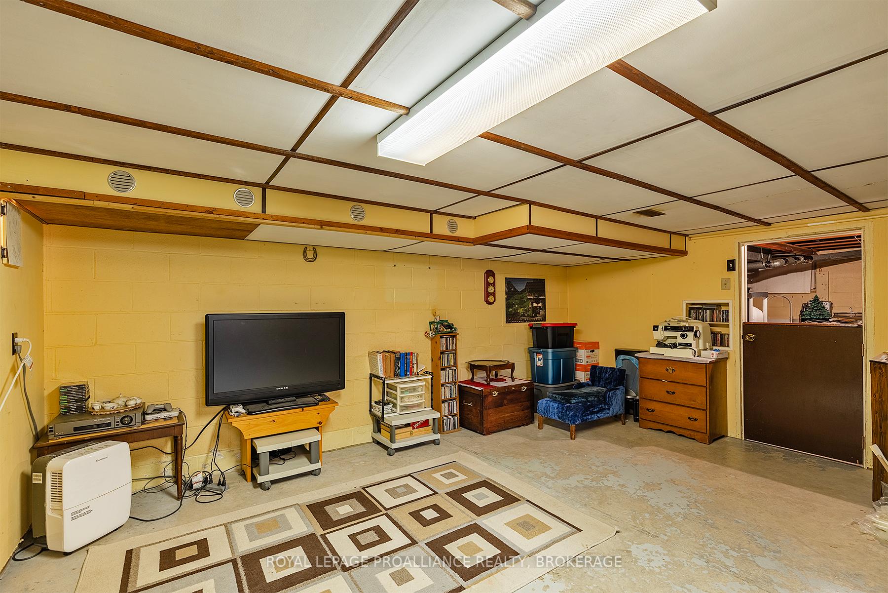Photo 17 of 50 Morden Crescent, Loyalist, Amherstview — HOMEH