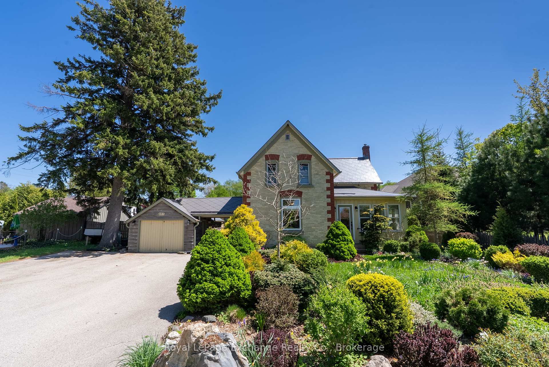 Front of 457 Penetangore Row S