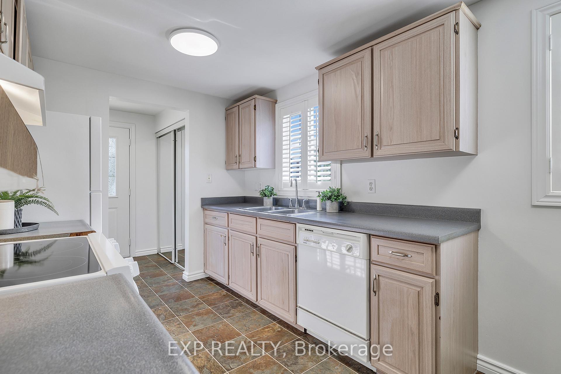 Photo 5 of 340 Driftwood Drive, Kitchener — HOMEH