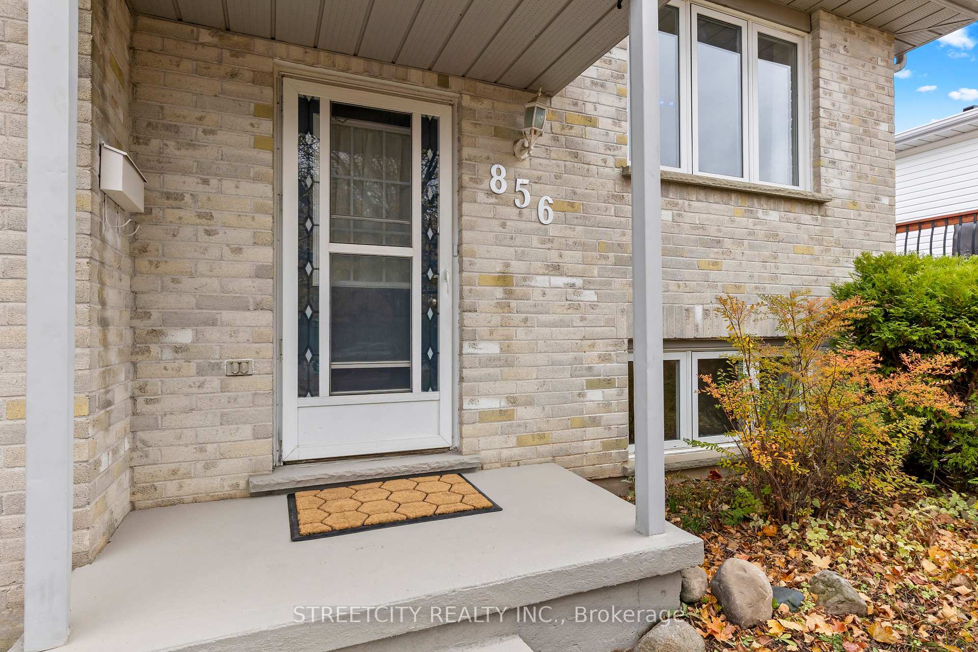 Photo 2 of 856 Thistledown Way, London, North I — HOMEH