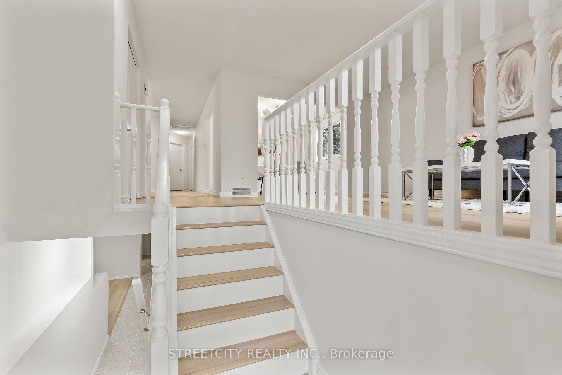 Photo 3 of 856 Thistledown Way, London, North I — HOMEH