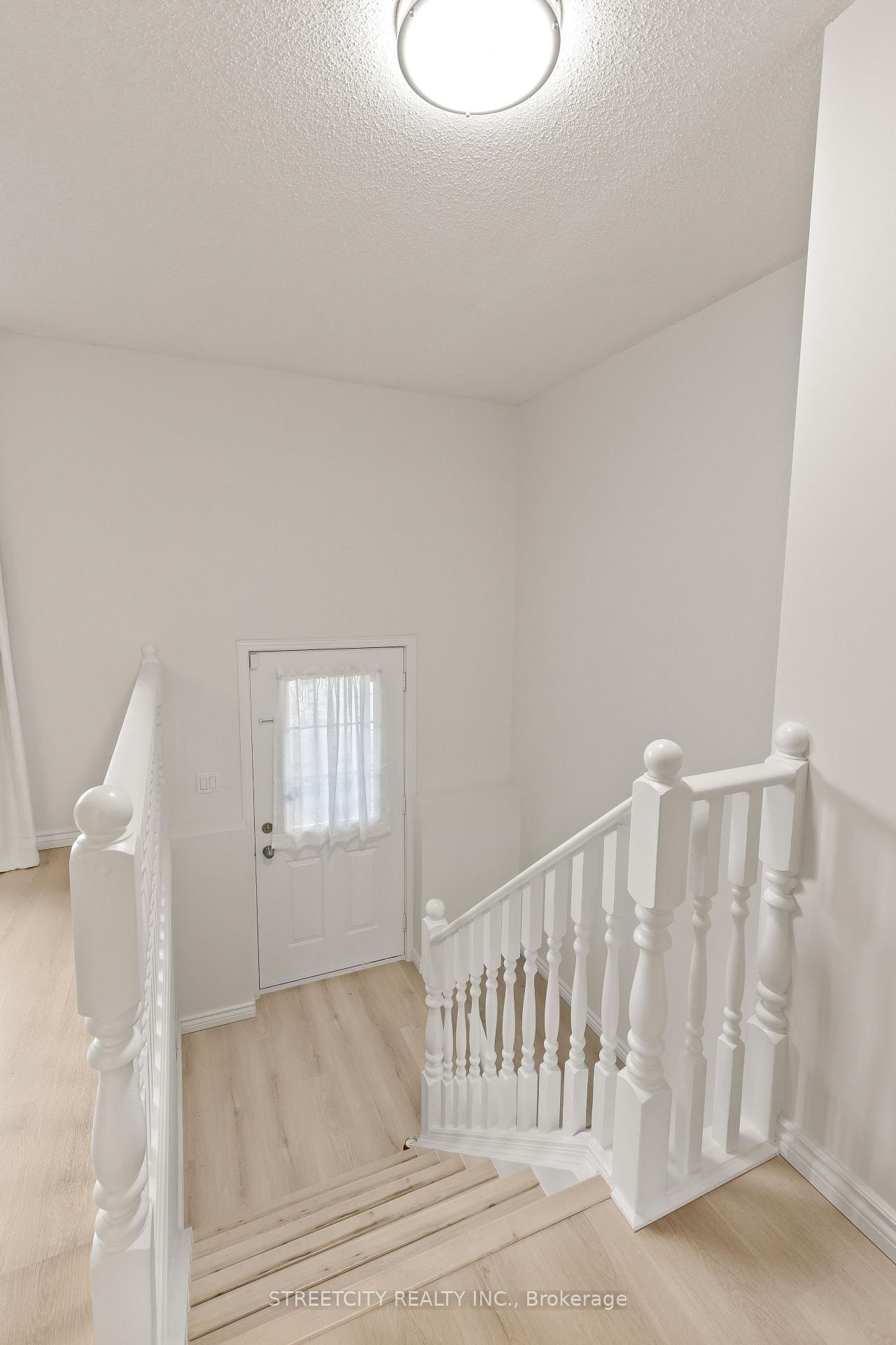 Photo 4 of 856 Thistledown Way, London, North I — HOMEH