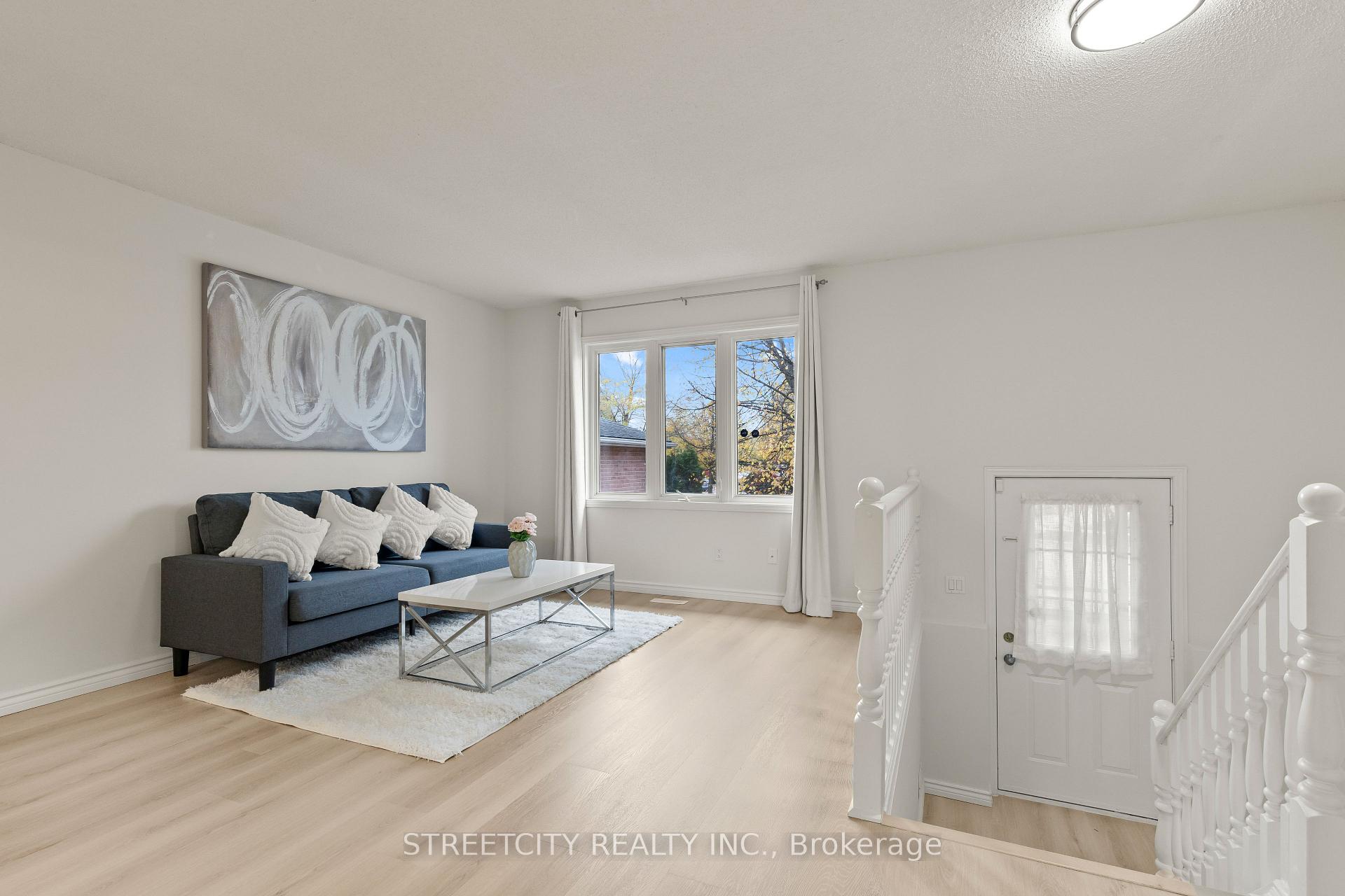 Photo 5 of 856 Thistledown Way, London, North I — HOMEH