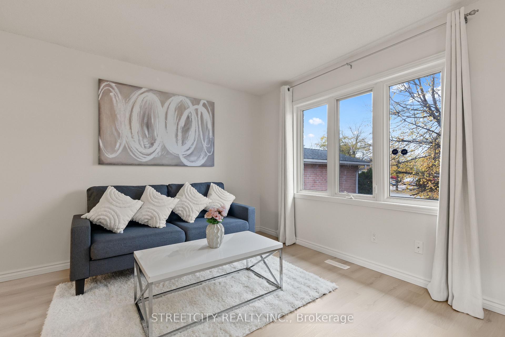 Photo 6 of 856 Thistledown Way, London, North I — HOMEH