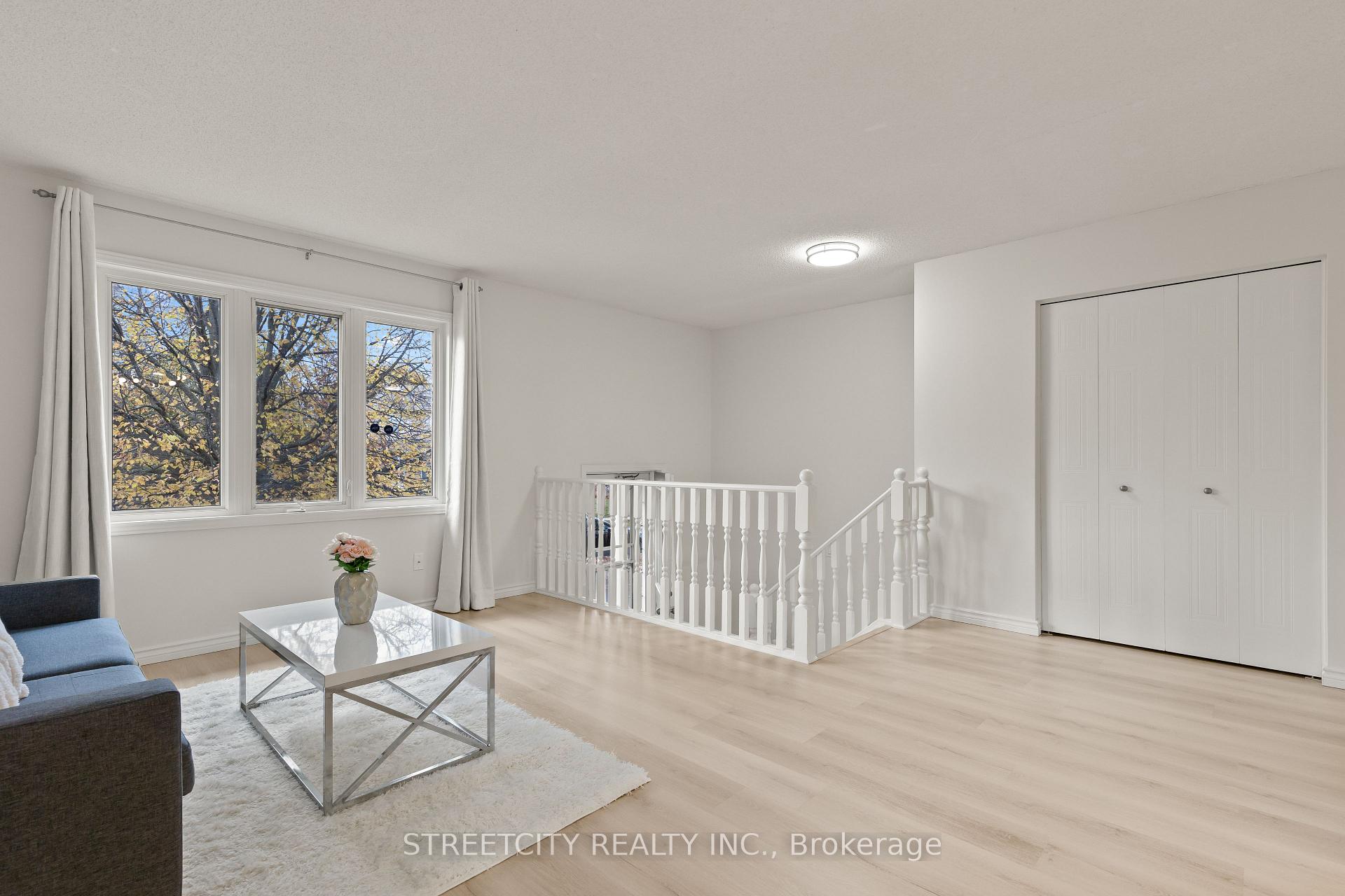 Photo 7 of 856 Thistledown Way, London, North I — HOMEH