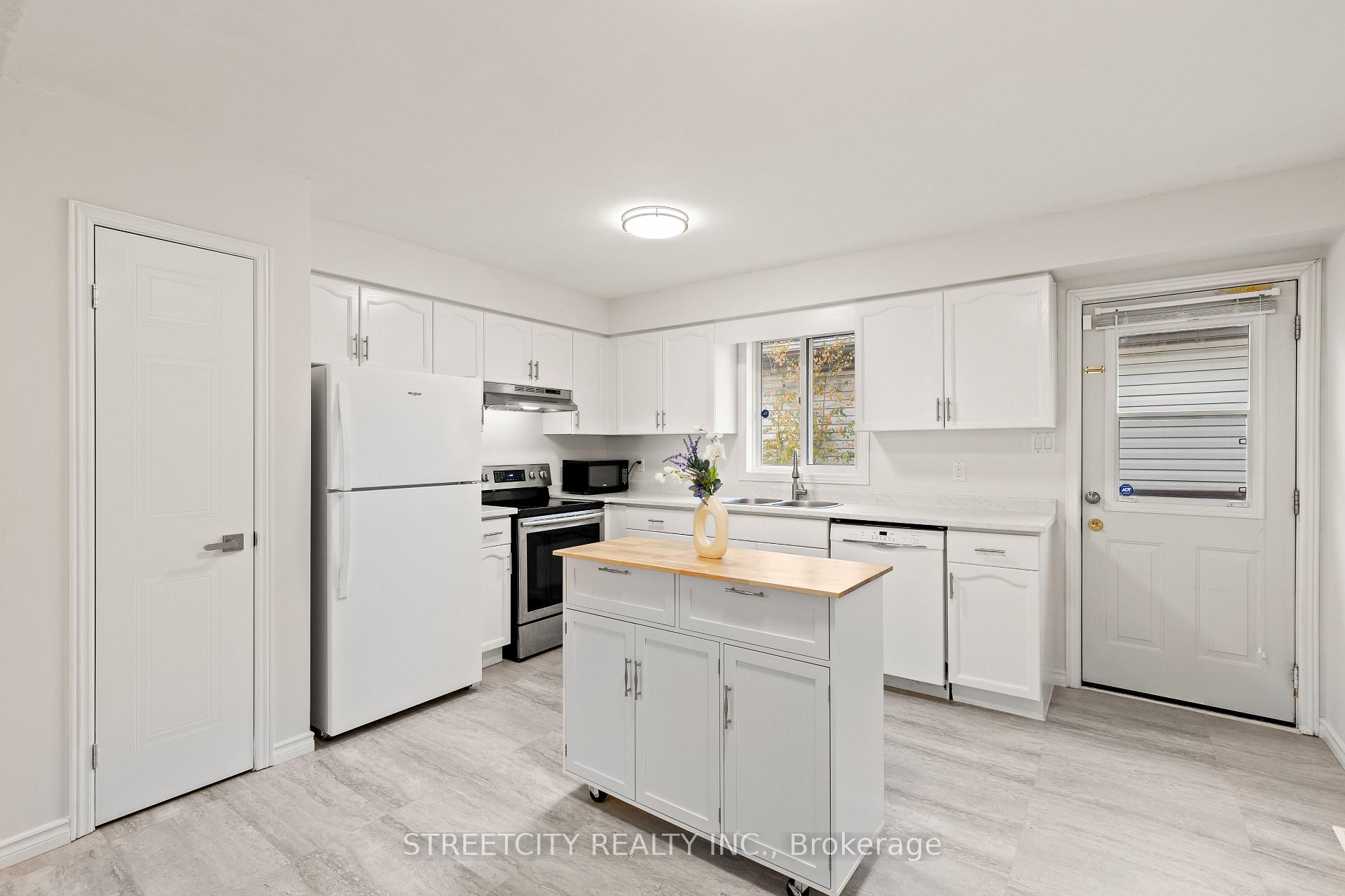 Photo 11 of 856 Thistledown Way, London, North I — HOMEH
