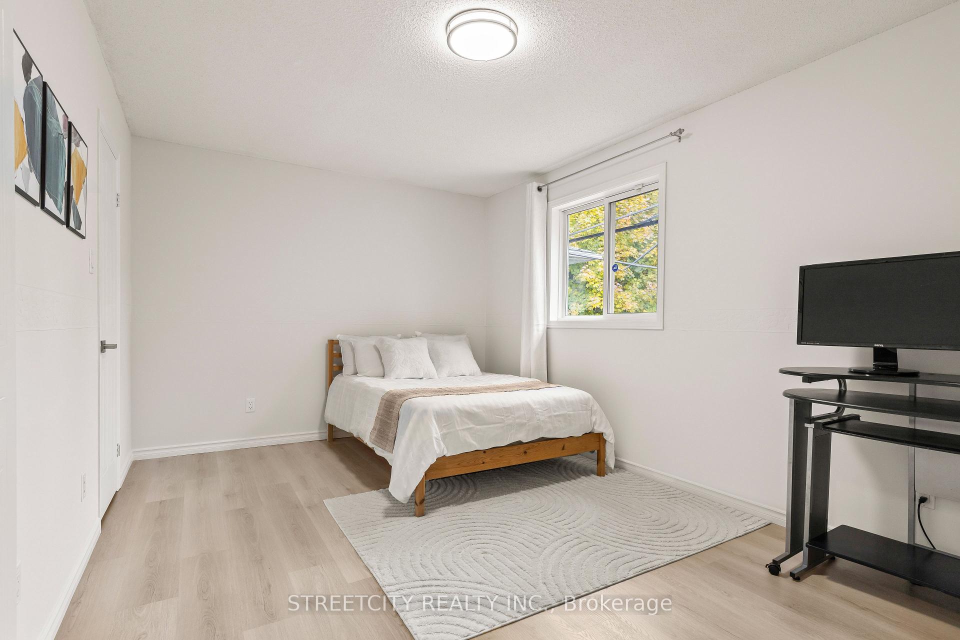 Photo 14 of 856 Thistledown Way, London, North I — HOMEH