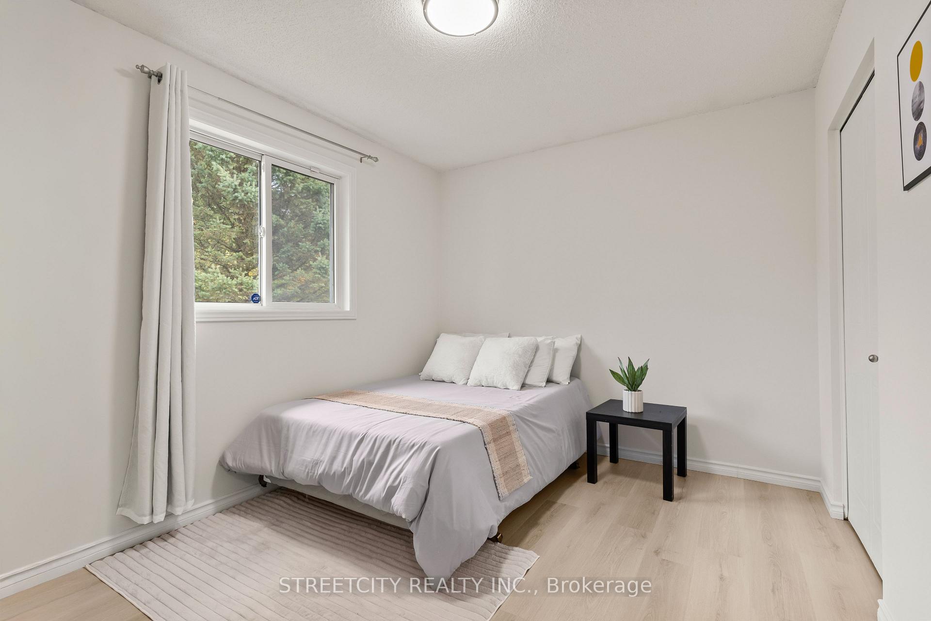Photo 17 of 856 Thistledown Way, London, North I — HOMEH