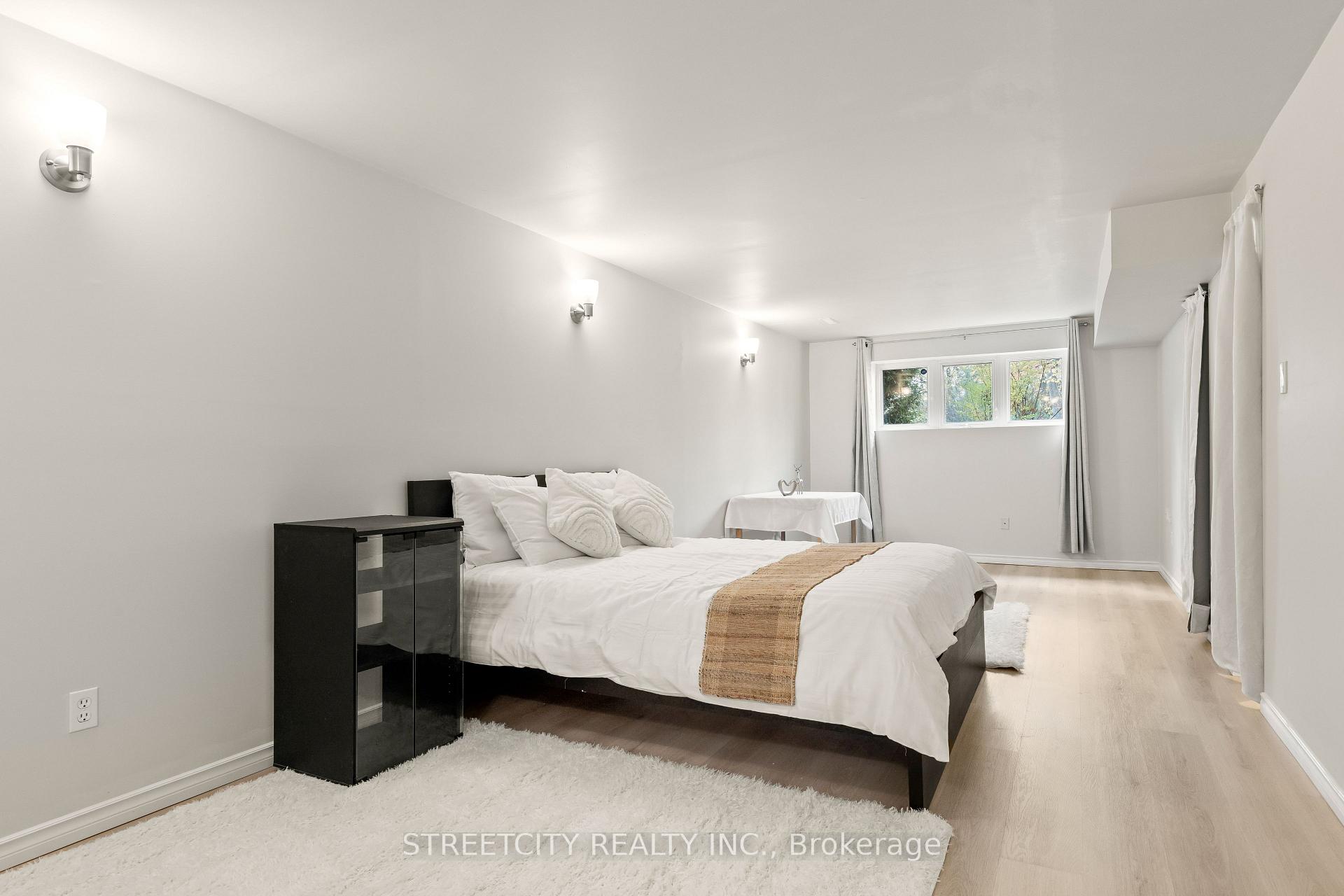 Photo 23 of 856 Thistledown Way, London, North I — HOMEH