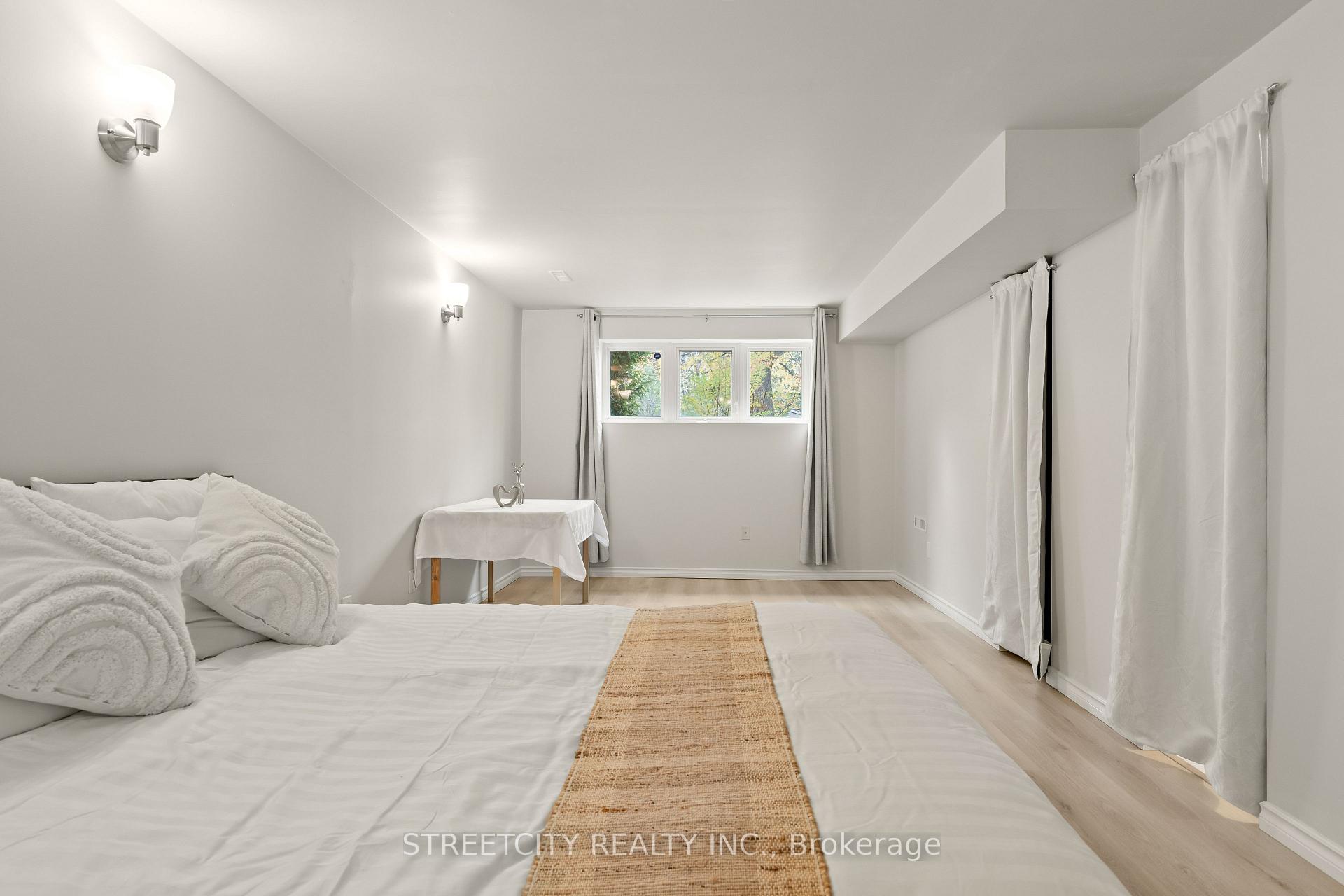 Photo 24 of 856 Thistledown Way, London, North I — HOMEH