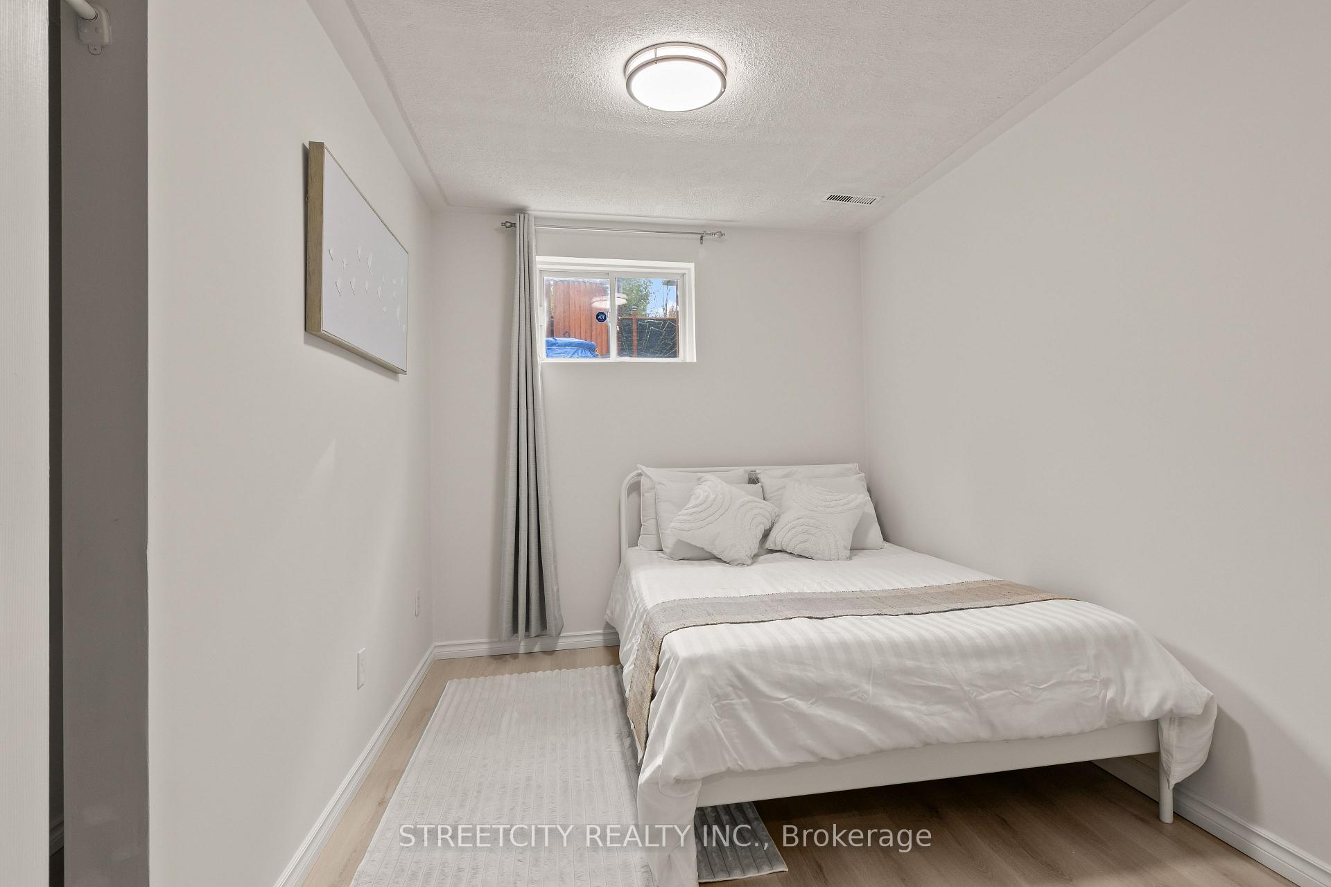 Photo 26 of 856 Thistledown Way, London, North I — HOMEH