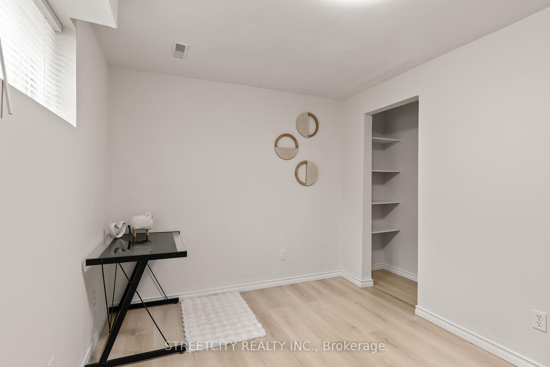 Photo 29 of 856 Thistledown Way, London, North I — HOMEH