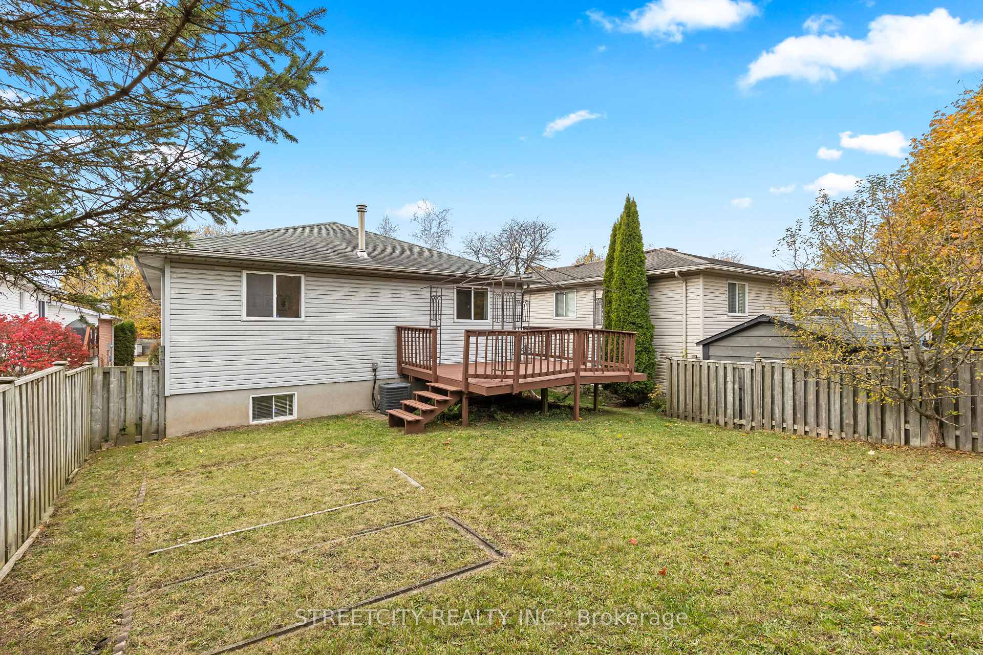 Photo 30 of 856 Thistledown Way, London, North I — HOMEH