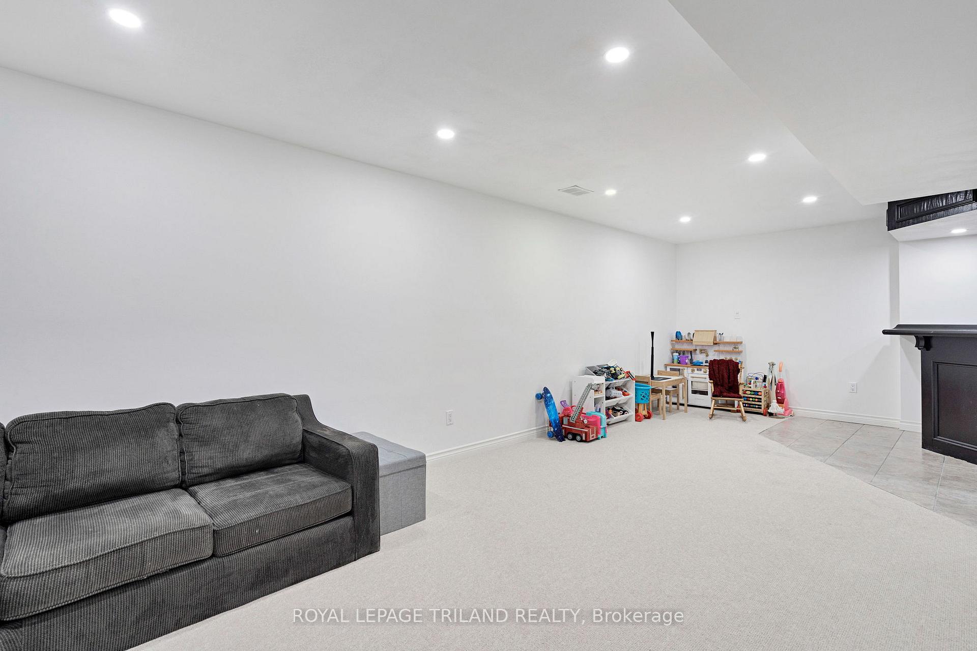 Photo 35 of 22 Wendy Crescent, London, North B — HOMEH