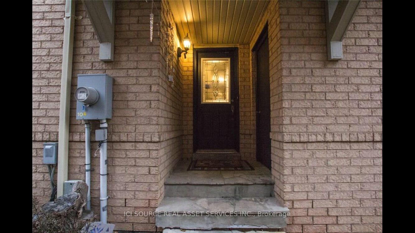Photo 2 of 104 Rockhaven Lane, Hamilton, Waterdown — HOMEH