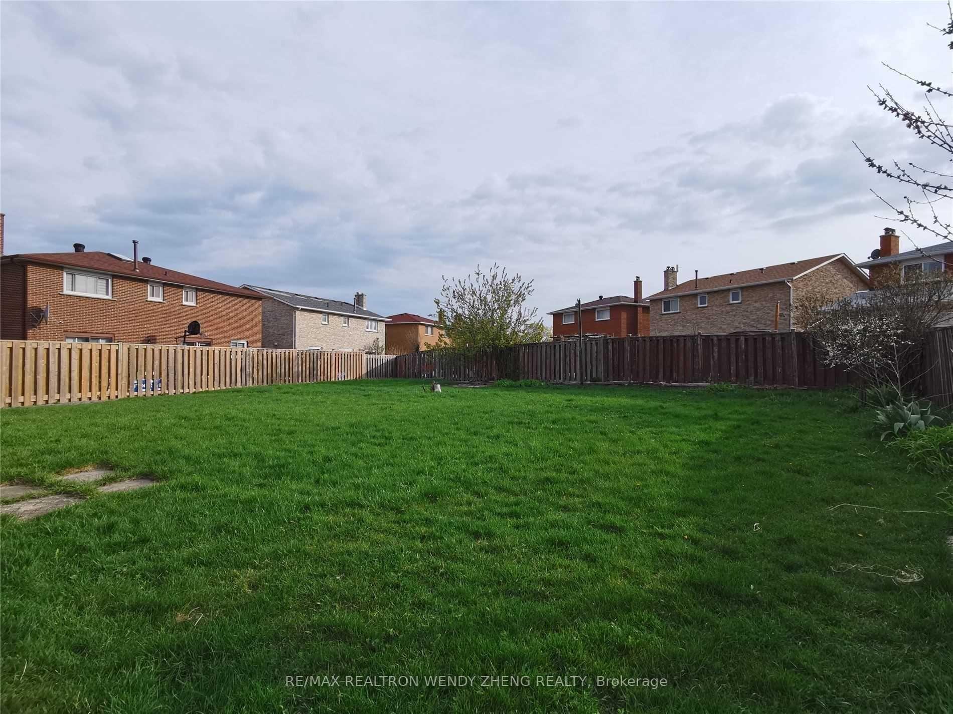 Photo 11 of Unit Upper, 4 Fordcombe Crescent, Markham, Milliken Mills West — HOMEH