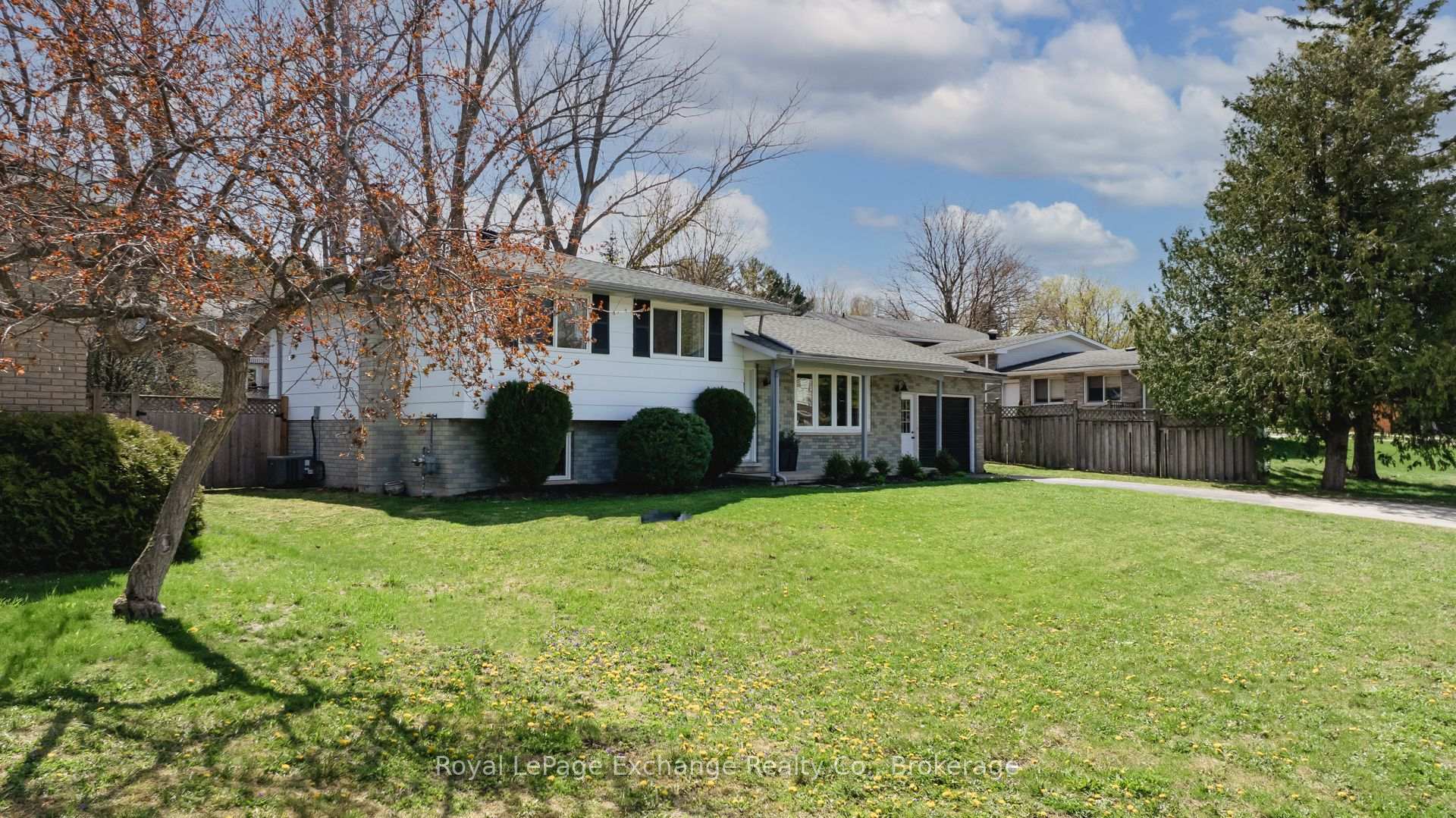 Photo 2 of 4 Inverlyn Crescent N, Kincardine — HOMEH