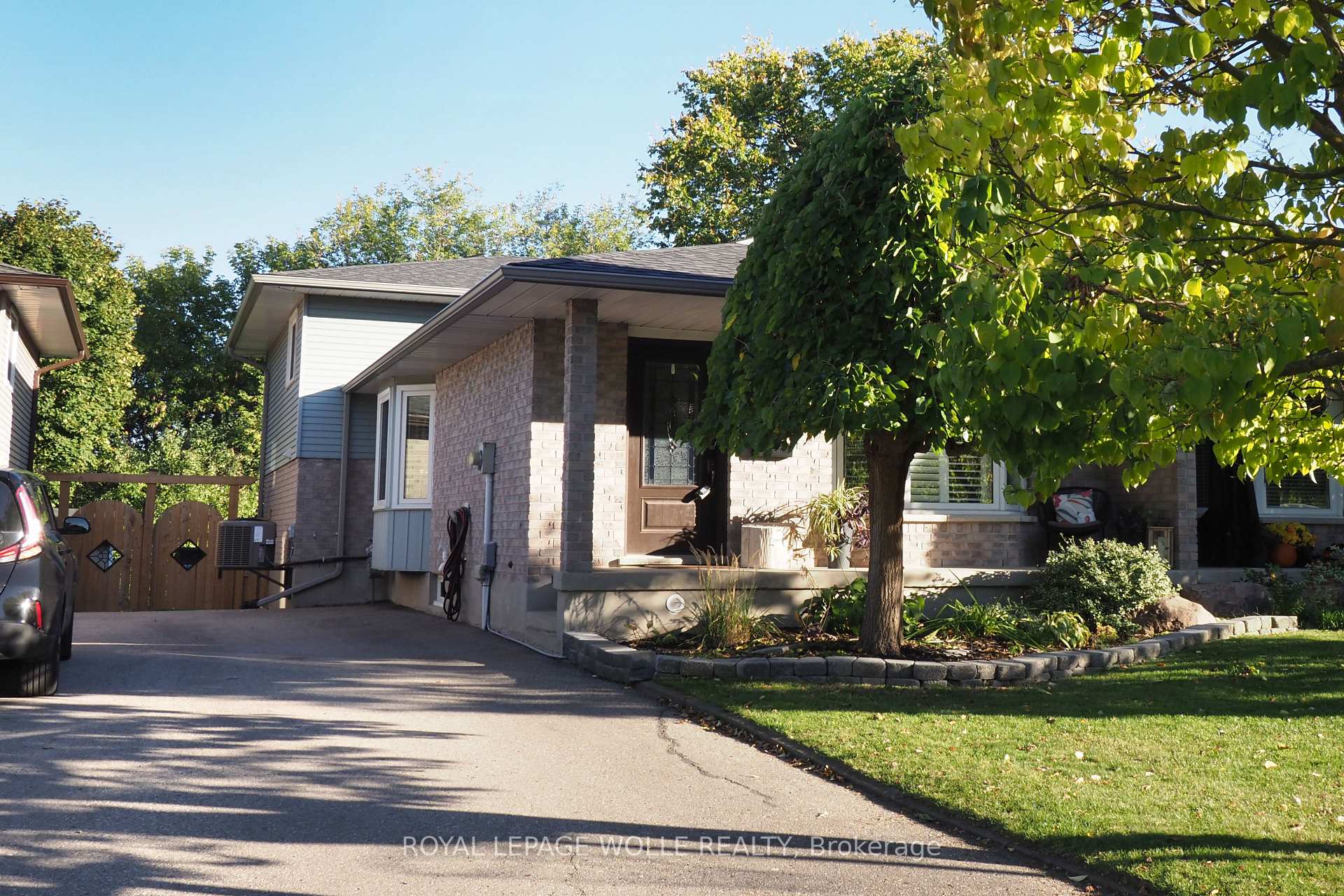 Photo 1 of 7 Caprice Court, Kitchener — HOMEH