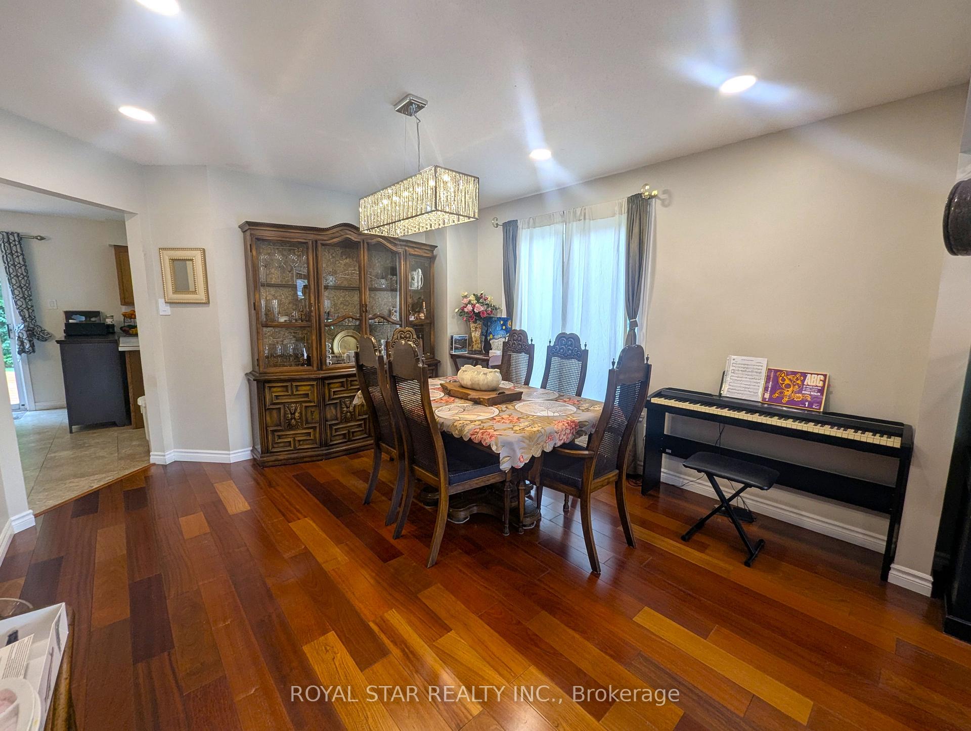 Photo 5 of 18 Collingwood Crescent, Ottawa, Kanata - Morgan's Grant/South March — HOMEH