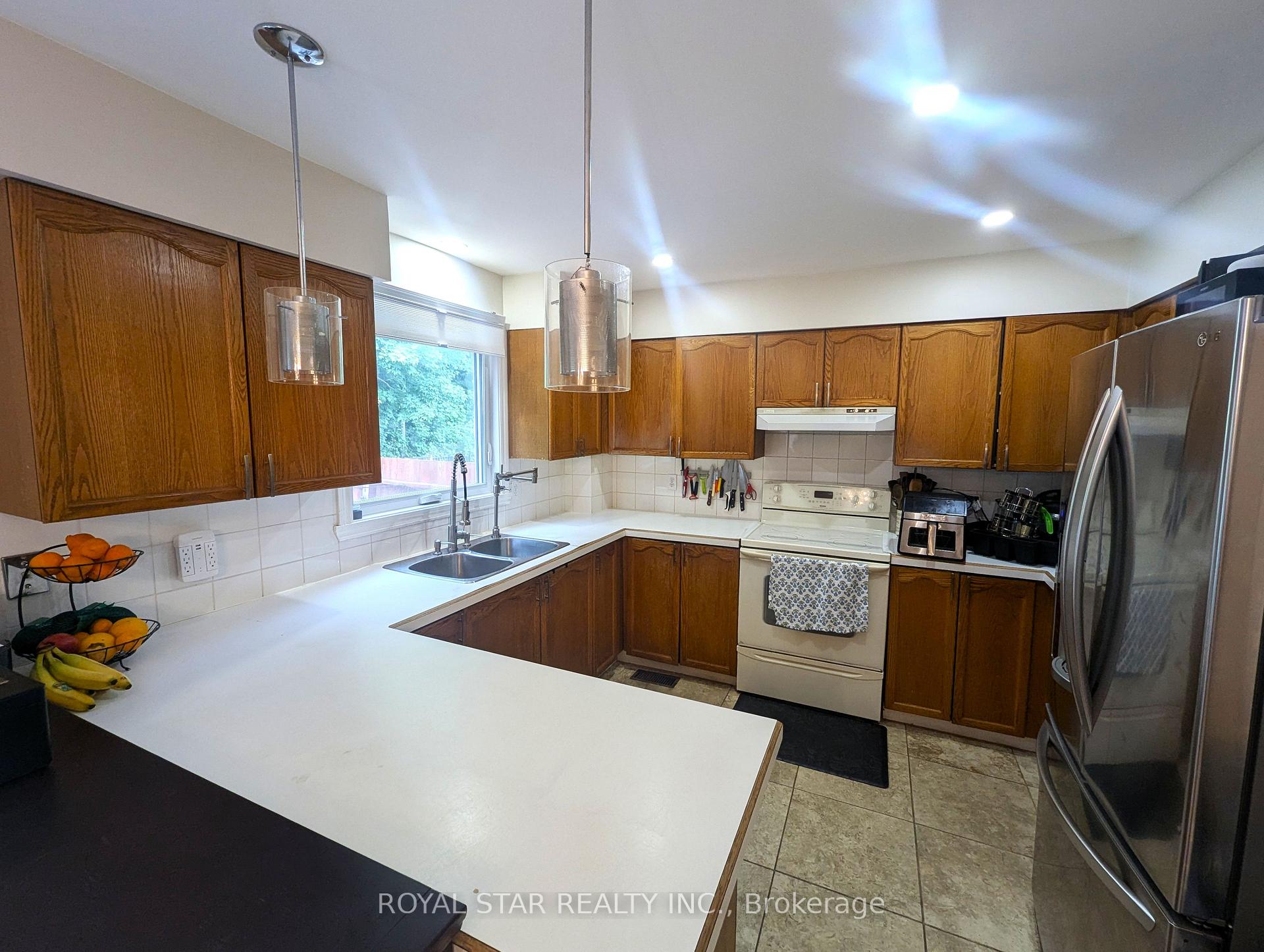 Photo 6 of 18 Collingwood Crescent, Ottawa, Kanata - Morgan's Grant/South March — HOMEH