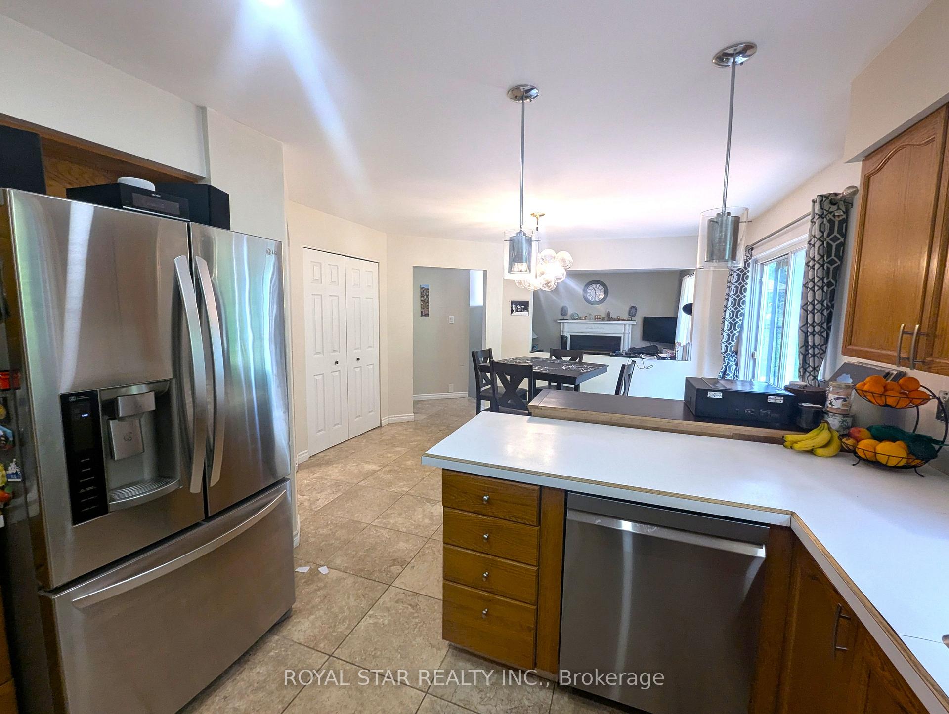 Photo 7 of 18 Collingwood Crescent, Ottawa, Kanata - Morgan's Grant/South March — HOMEH
