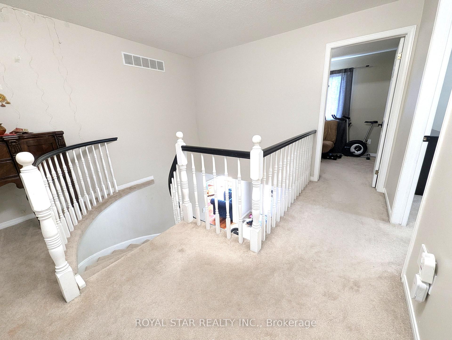 Photo 13 of 18 Collingwood Crescent, Ottawa, Kanata - Morgan's Grant/South March — HOMEH