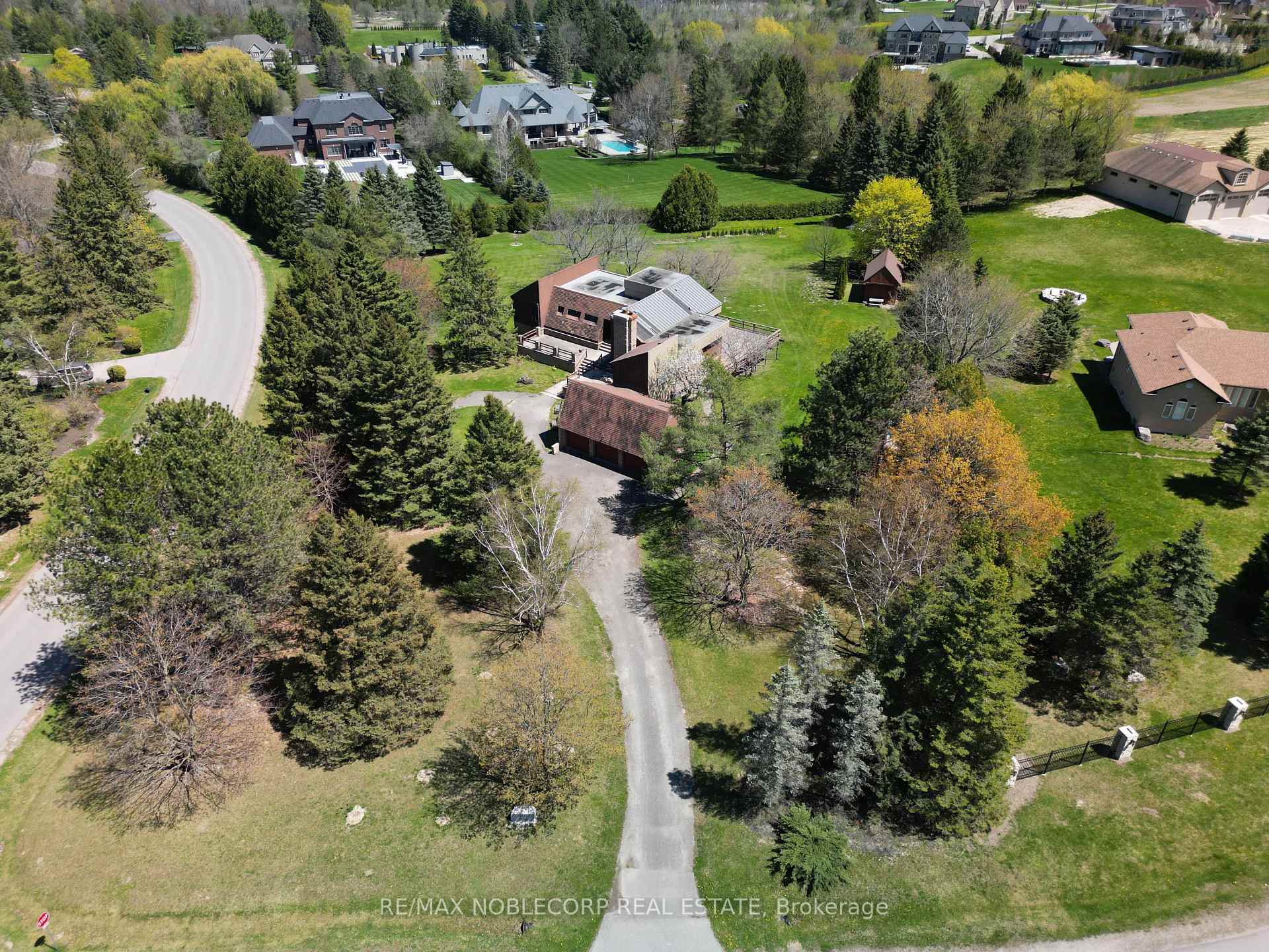 Photo 8 of 7 Scott Crescent, King, King City — HOMEH