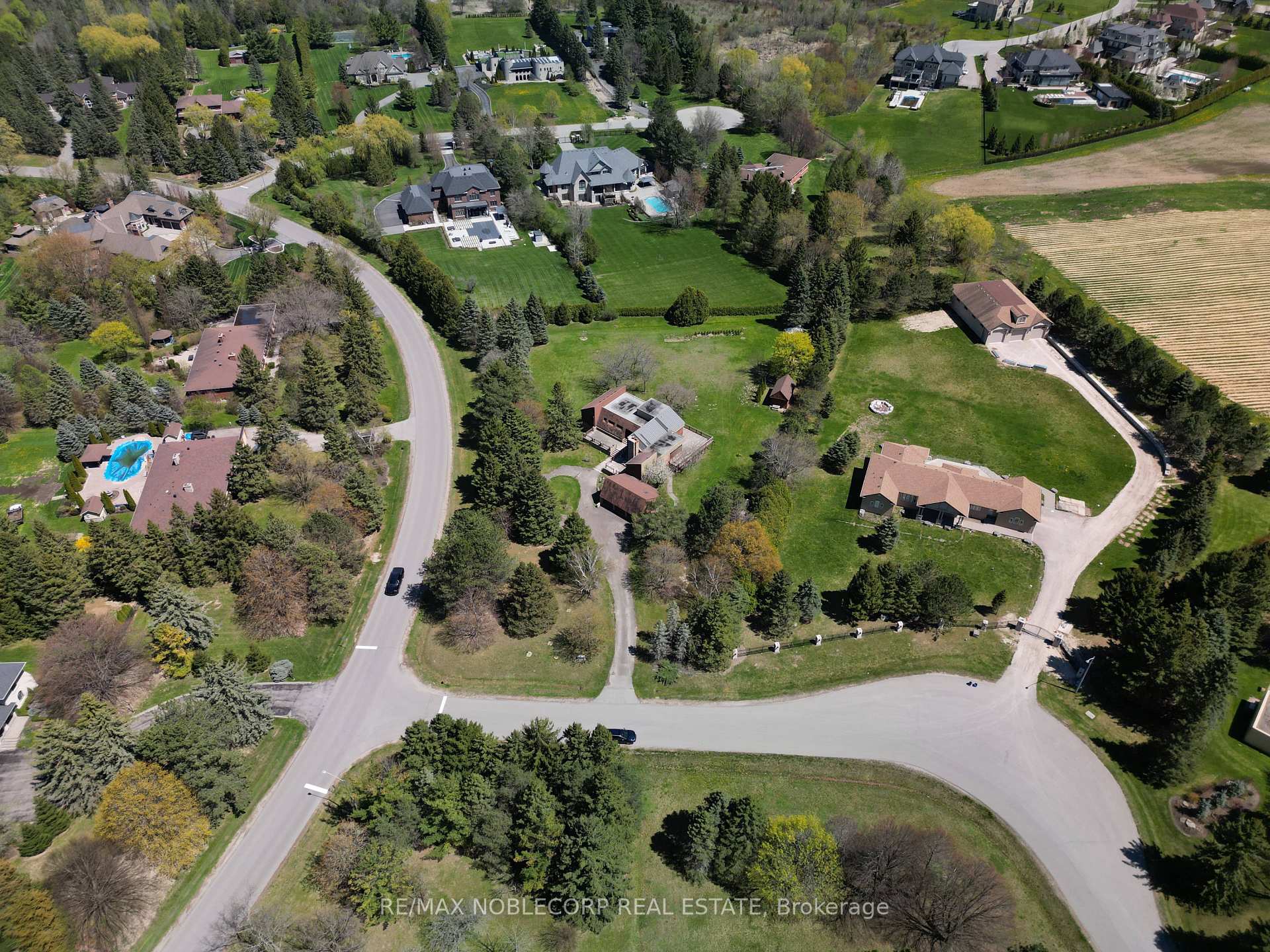 Photo 9 of 7 Scott Crescent, King, King City — HOMEH