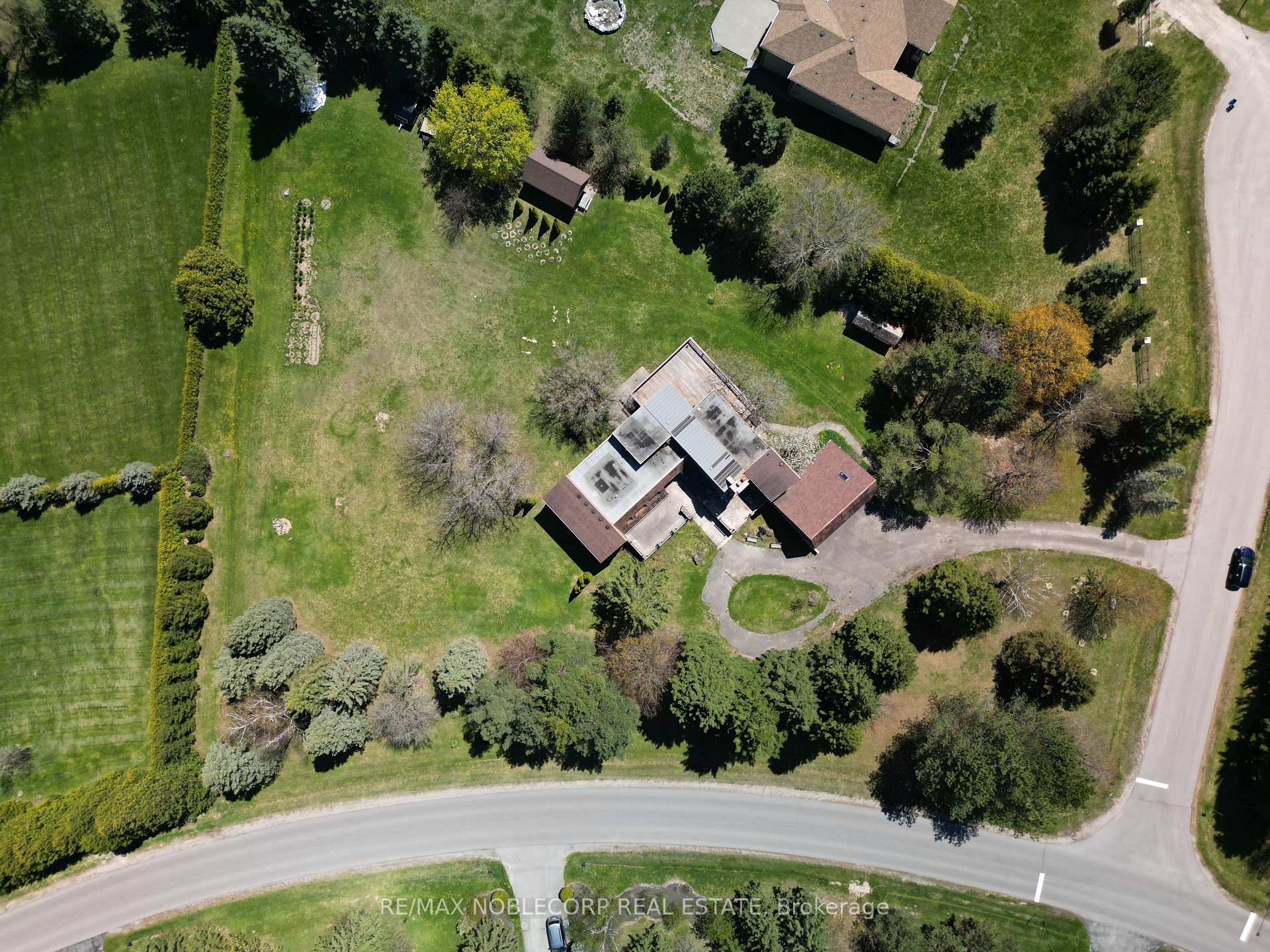 Photo 10 of 7 Scott Crescent, King, King City — HOMEH