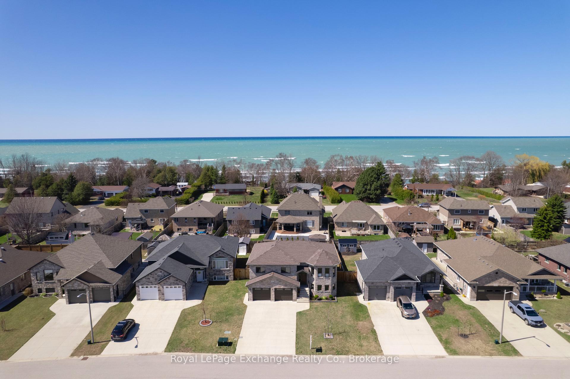 Photo 2 of 40 Lakefield Drive, Kincardine — HOMEH