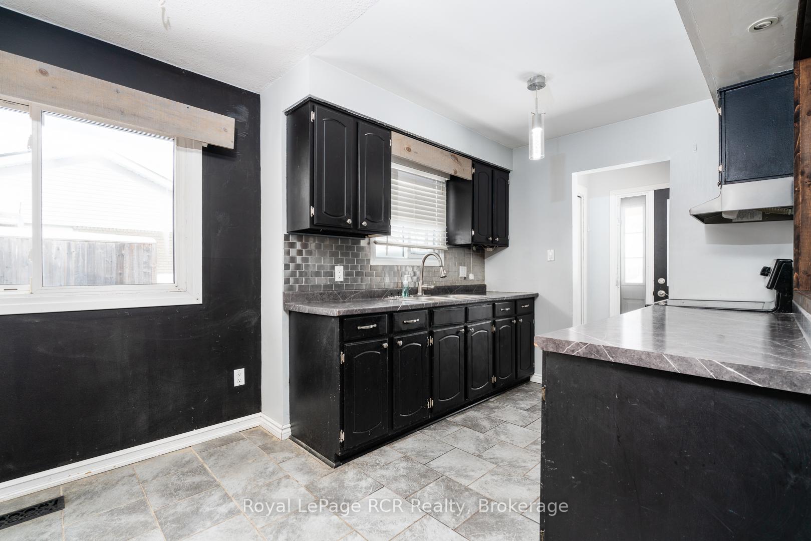 Photo 8 of 672 Kennard Crescent, Kincardine — HOMEH