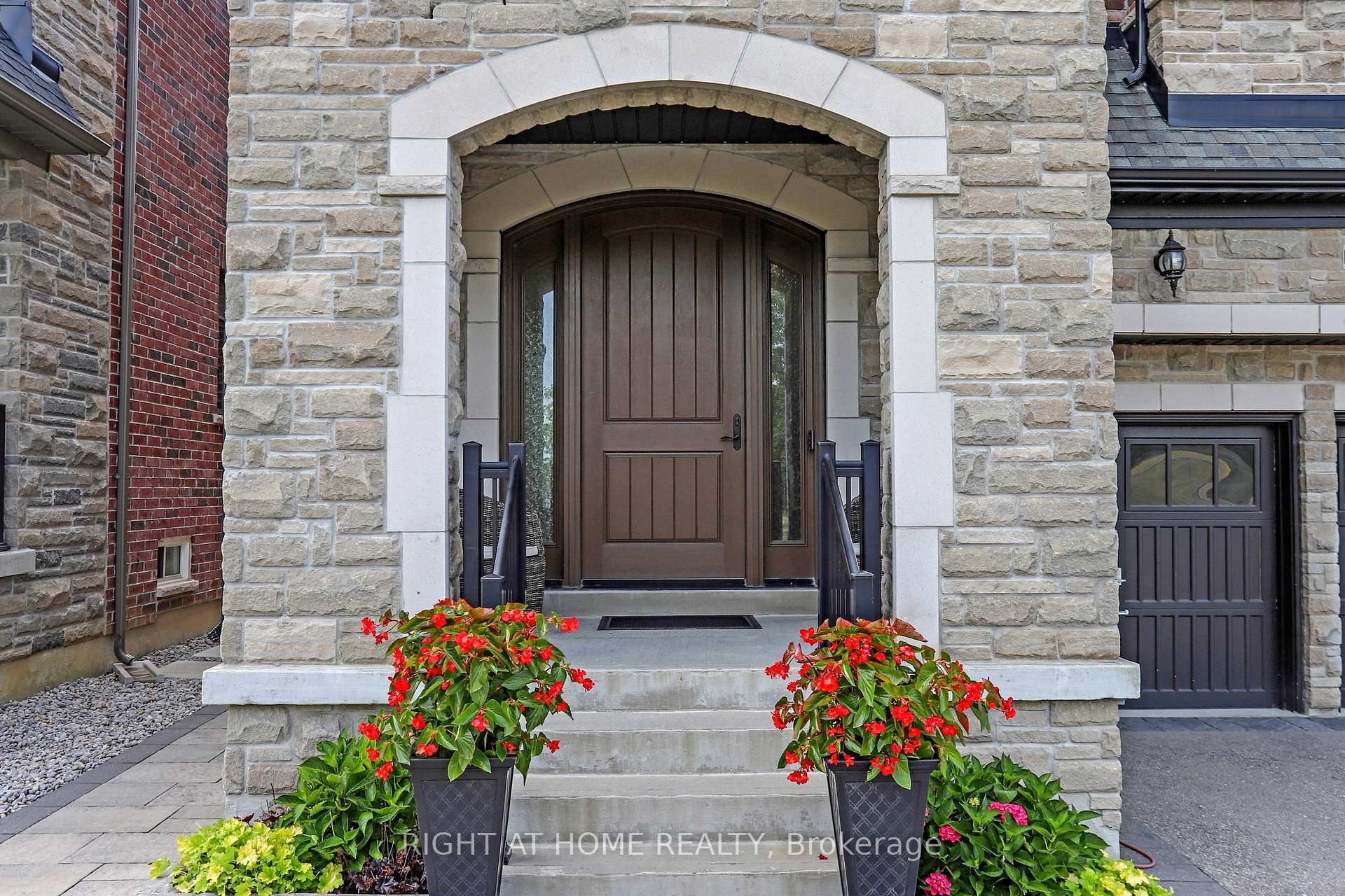 Photo 3 of 12 King Boulevard, King, King City — HOMEH