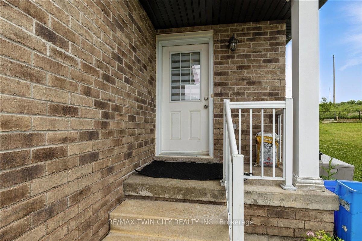 Photo 2 of 260 Countrystone Crescent, Kitchener — HOMEH