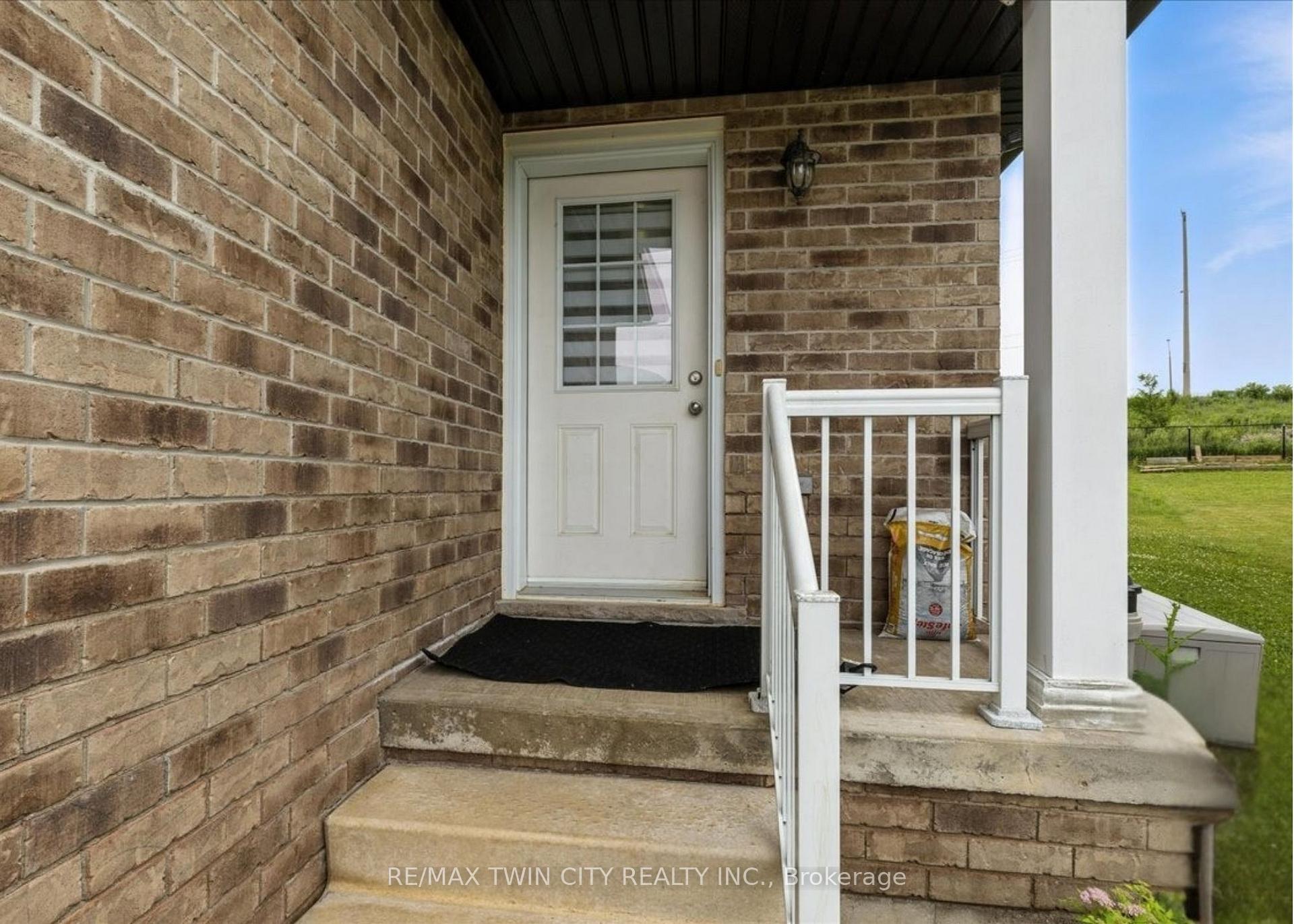 Photo 3 of 260 Countrystone Crescent, Kitchener — HOMEH
