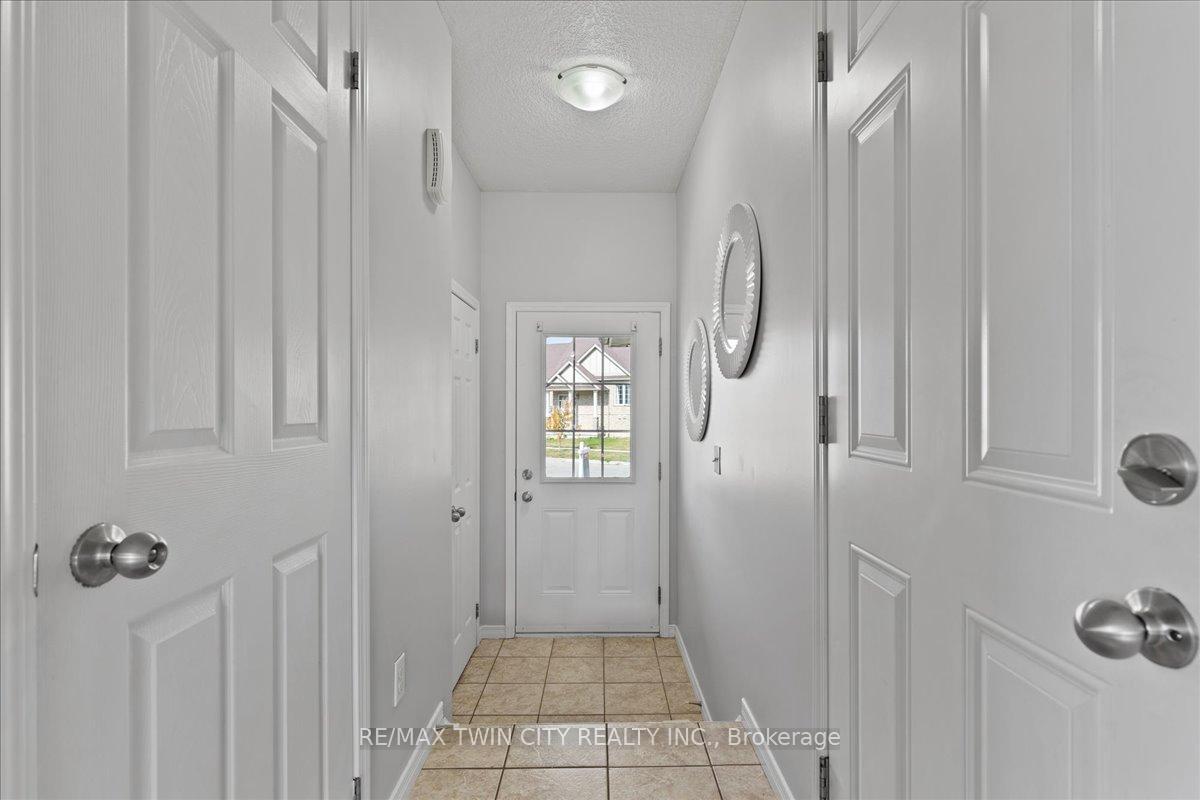 Photo 4 of 260 Countrystone Crescent, Kitchener — HOMEH