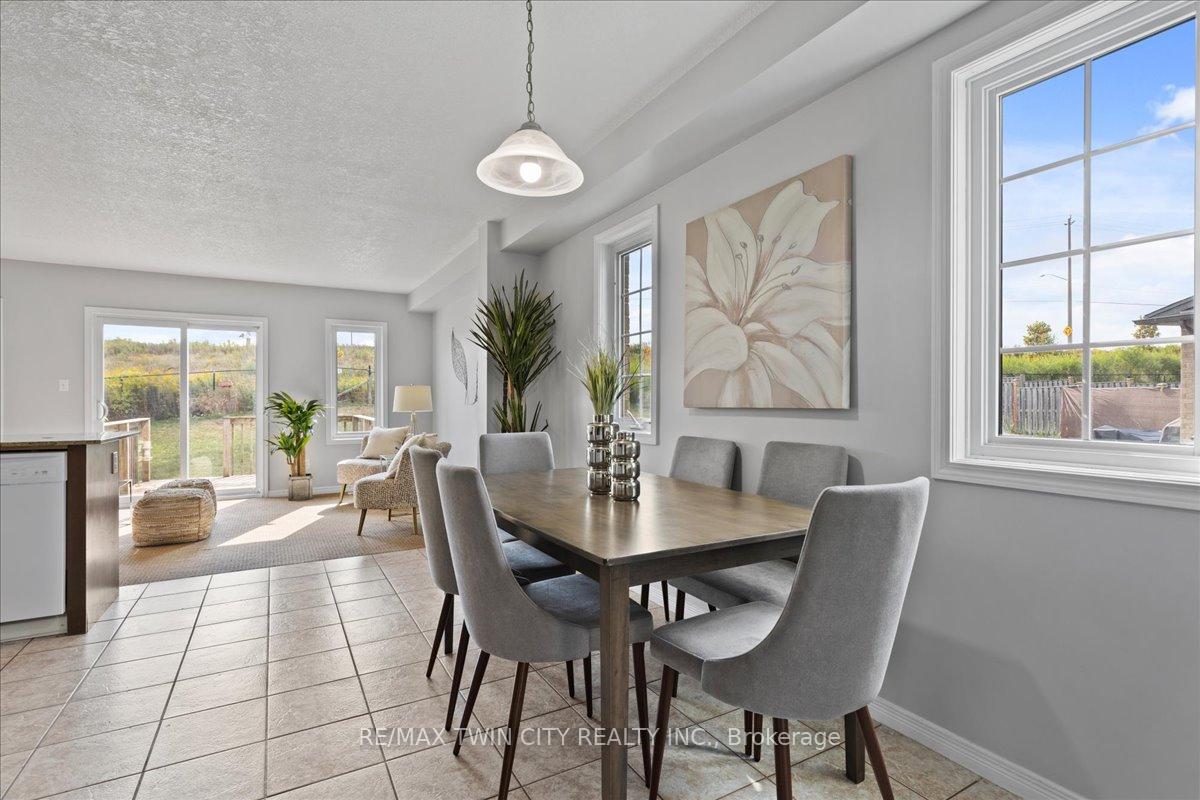Photo 5 of 260 Countrystone Crescent, Kitchener — HOMEH