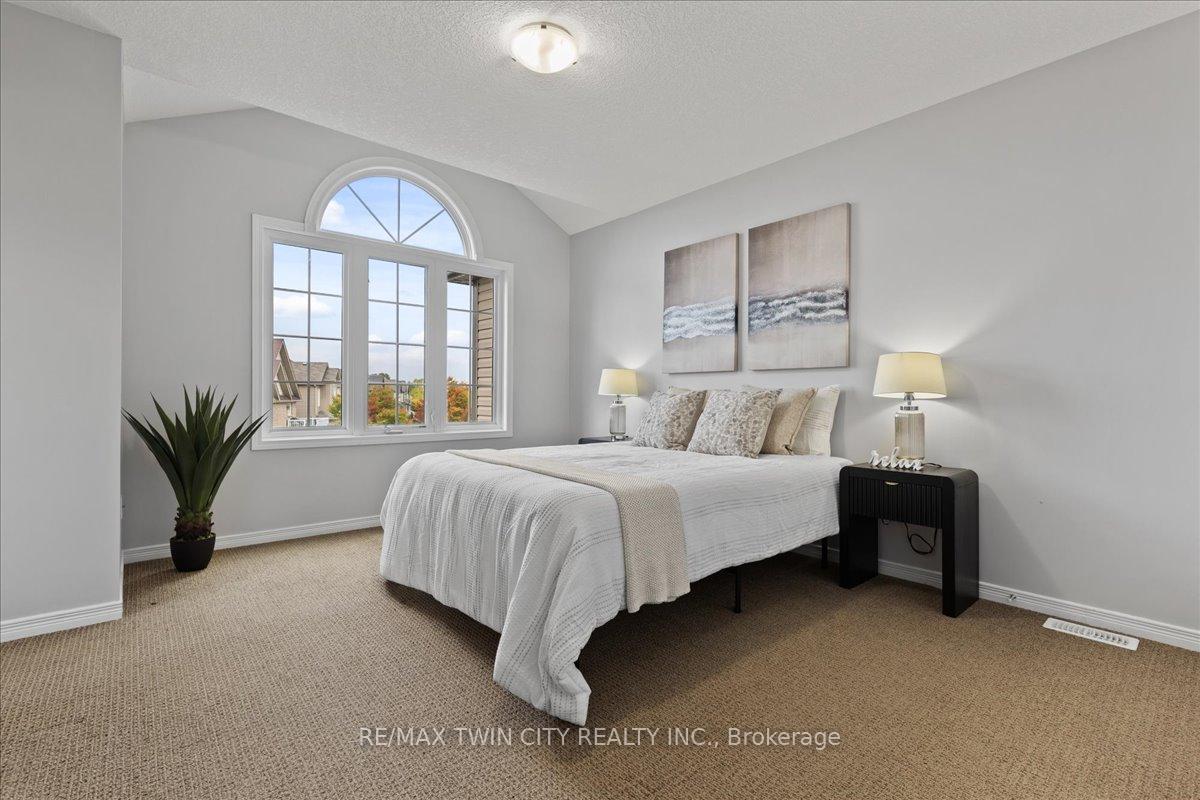 Photo 14 of 260 Countrystone Crescent, Kitchener — HOMEH