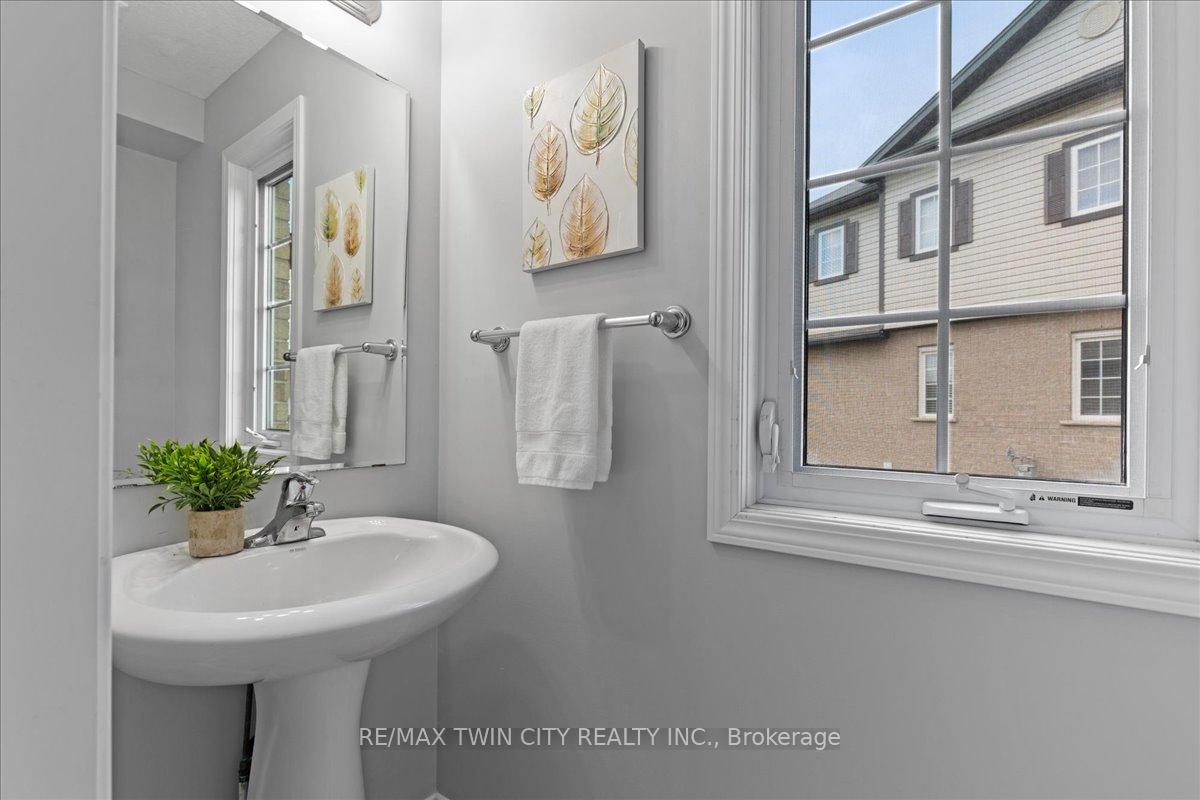 Photo 24 of 260 Countrystone Crescent, Kitchener — HOMEH