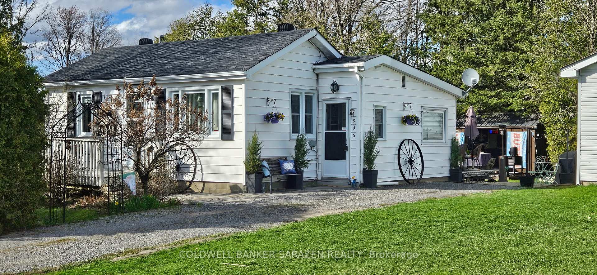 Front of 836 Munro Drive