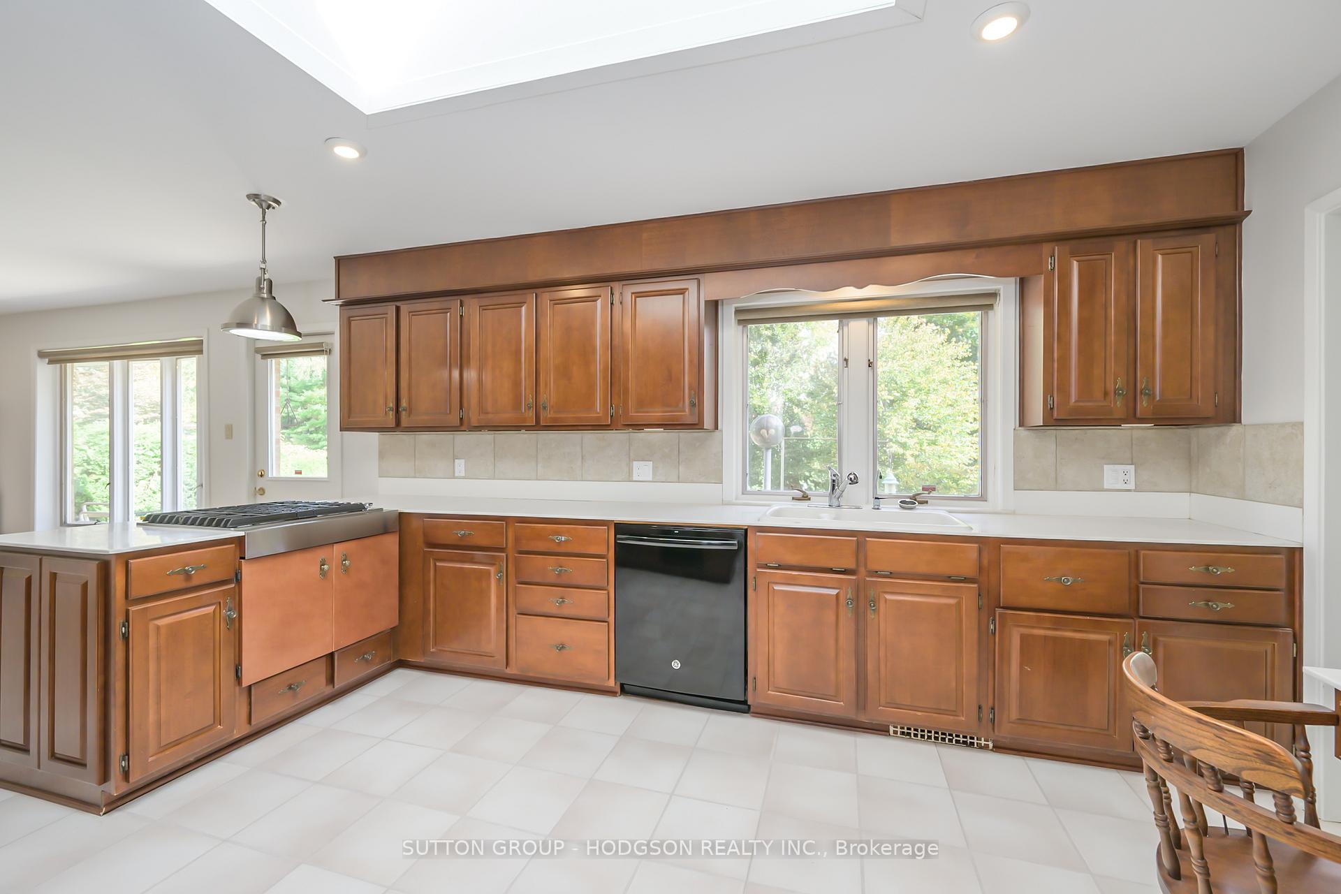Photo 14 of 325 Thames Valley Avenue, London, North Q — HOMEH