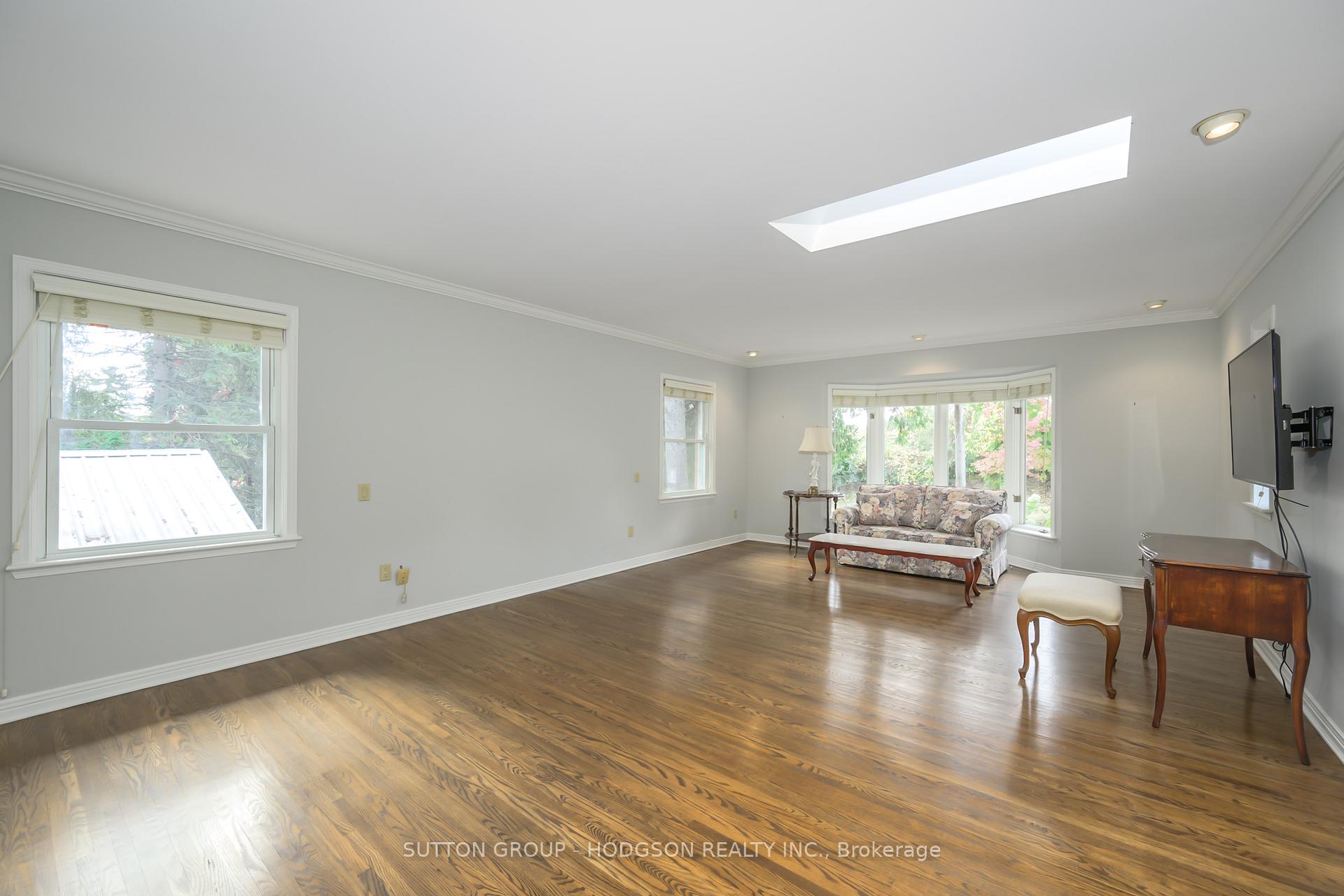 Photo 21 of 325 Thames Valley Avenue, London, North Q — HOMEH